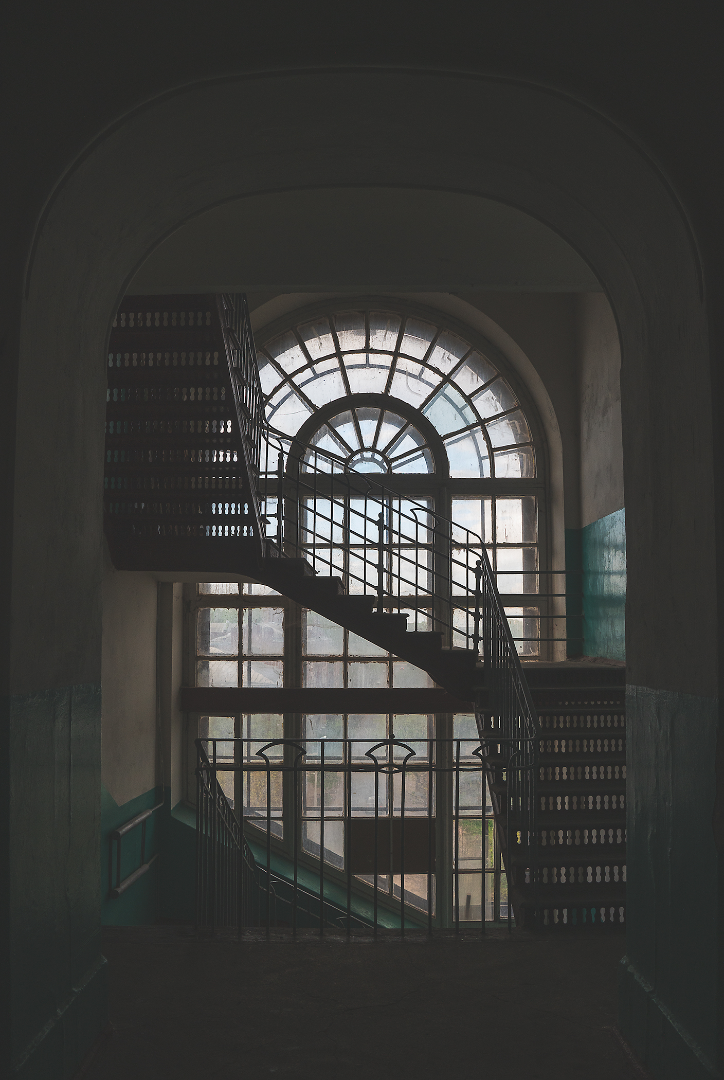 архитектурный стиль, модерн, высокое окно, интерьер, холл, архитерктурные детали, old window, architectural style, modern, high window, interior, hall, architectural details, Лебедев Кирилл