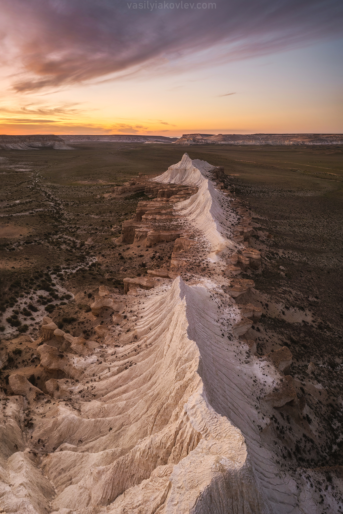 казахстан, мангистау, фототур, яковлевфототурбелый хребет в ущелье шакпактысай. мангистау, казахстан, апрель 2025.  приглашаю в осенний фототур по мангистау! 12-19 октября 2025 мы вновь отправимся исследовать инопланетные пейзажи полуострова мангышлак. ва, Василий Яковлев