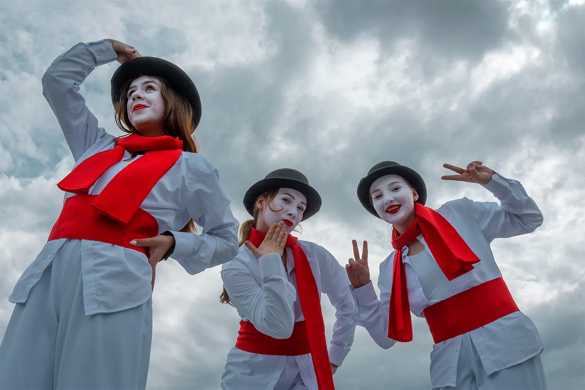 клоуны, цирк, клоунесса, детский праздник, радость, яркая персона, представление, эмоциональный портрет, жест, постановка, детство, пасмурное небо, трио, дуотон, широкий угол, clowns, circus, clowness, children\\\\\\\\\\\\\\\\\\\\\\\\\\\\\\\\\\\\\\\\\\\\\, Лебедев Кирилл