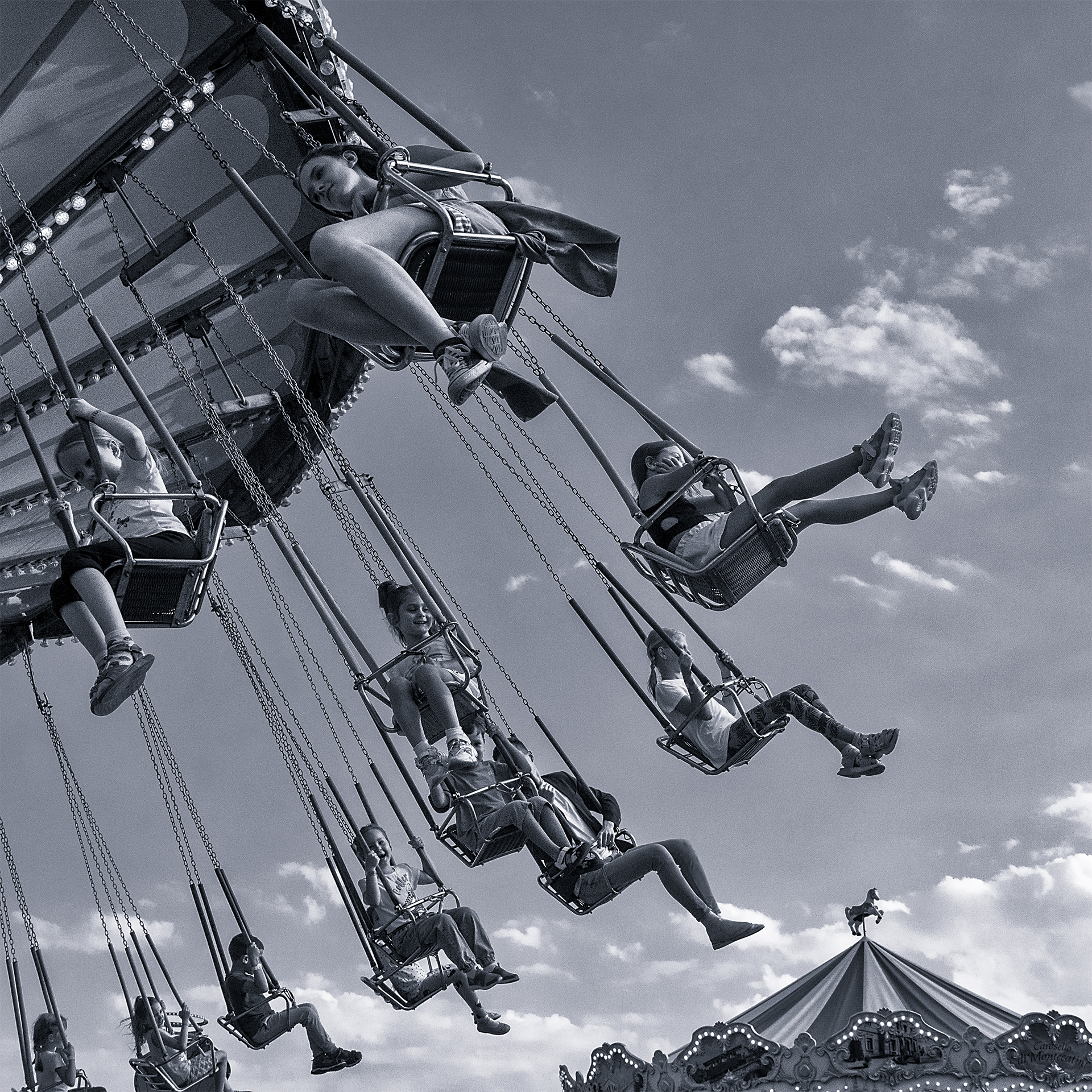 детство, дети, карусель, праздник, радость, кружиться на карусели, радость ребенка, вихрь, ветер, эмоции, детский портрет, летний день, черно-белое, childhood, children, carousel, holiday, joy, spinning on a carousel, child\\\\\\\\\\\\\\\\\\\\\\\\\\\\\\\\, Лебедев Кирилл