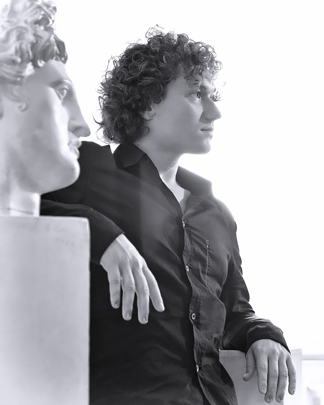 скульптура, скульптор, курчавый, юноша, мужчина, кудри, жест, черно-белое, портрет, мужской портрет, sculpture, sculptor, curly, young man, man, curls, gesture, black and white, portrait, male portrait, bnw, Лебедев Кирилл