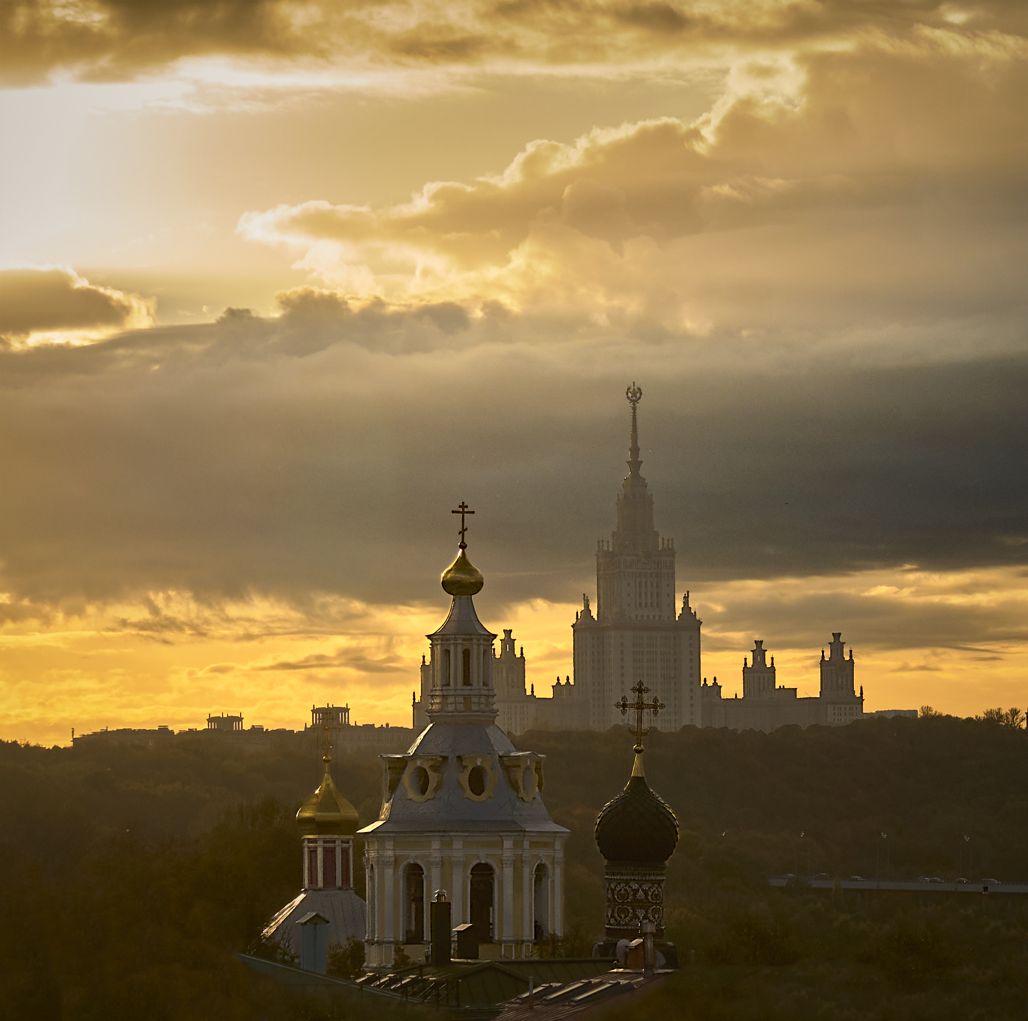 Архитектура Москвы, перед дождем, МГУ, солнце скволь облака, золотой час, закат, сталинская высотка, небоскреб, архитектура 1950х, храм, вечер в городе, дождливый день, город, Москва, Moscow architecture, before the rain, Moscow State University, sun skvo, Лебедев Кирилл