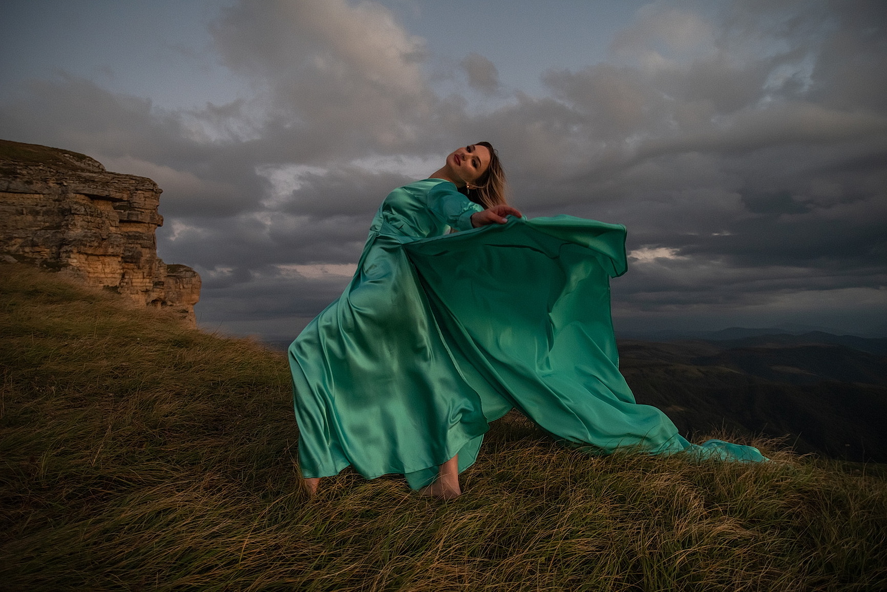платье, модель, ветер, тучи, буря, обрыв, скалы, зеленый, горы, карачаево-черкесия, Арсен Алабердов