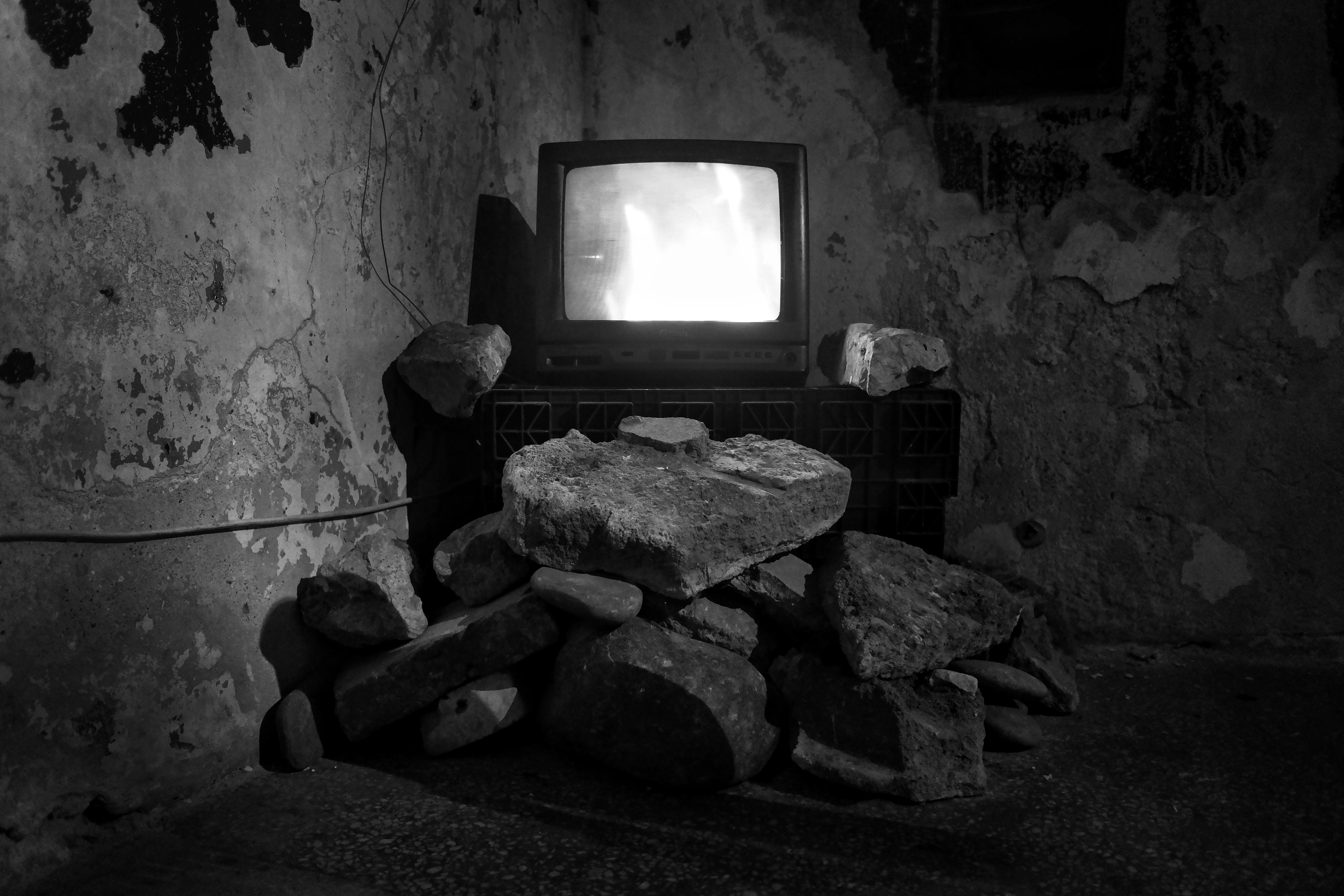 Пещера, телевизор, свет, тьма, Зорин Миша