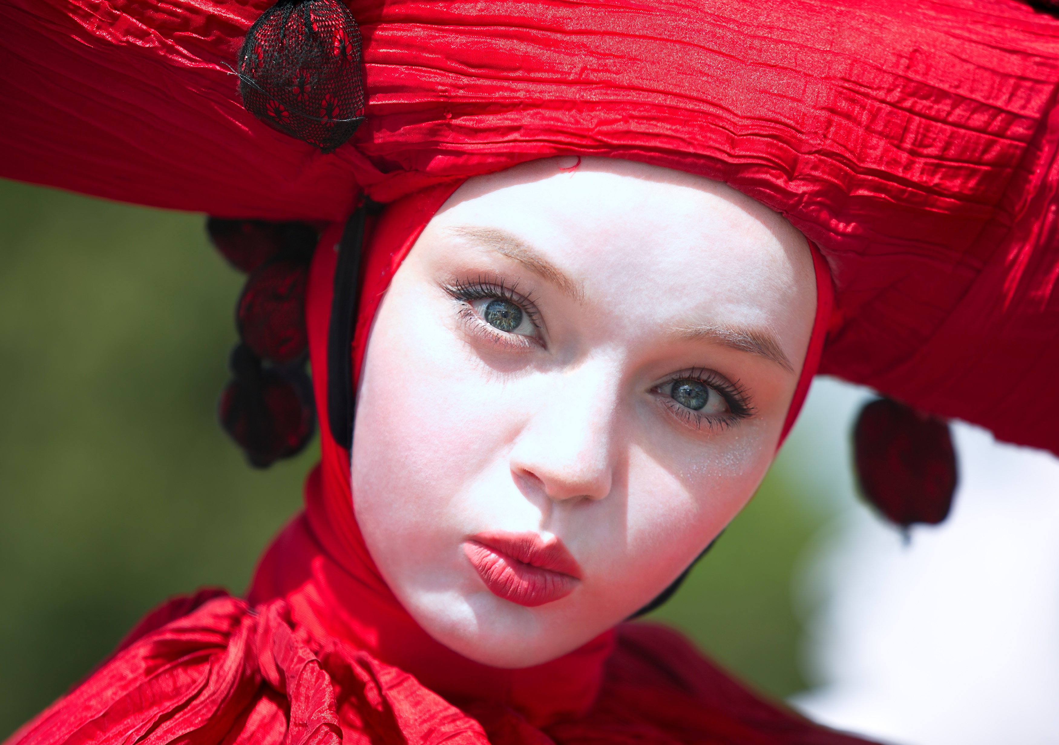 уличный женский портрет, городские картинки, цвет красный, Vera Trandina