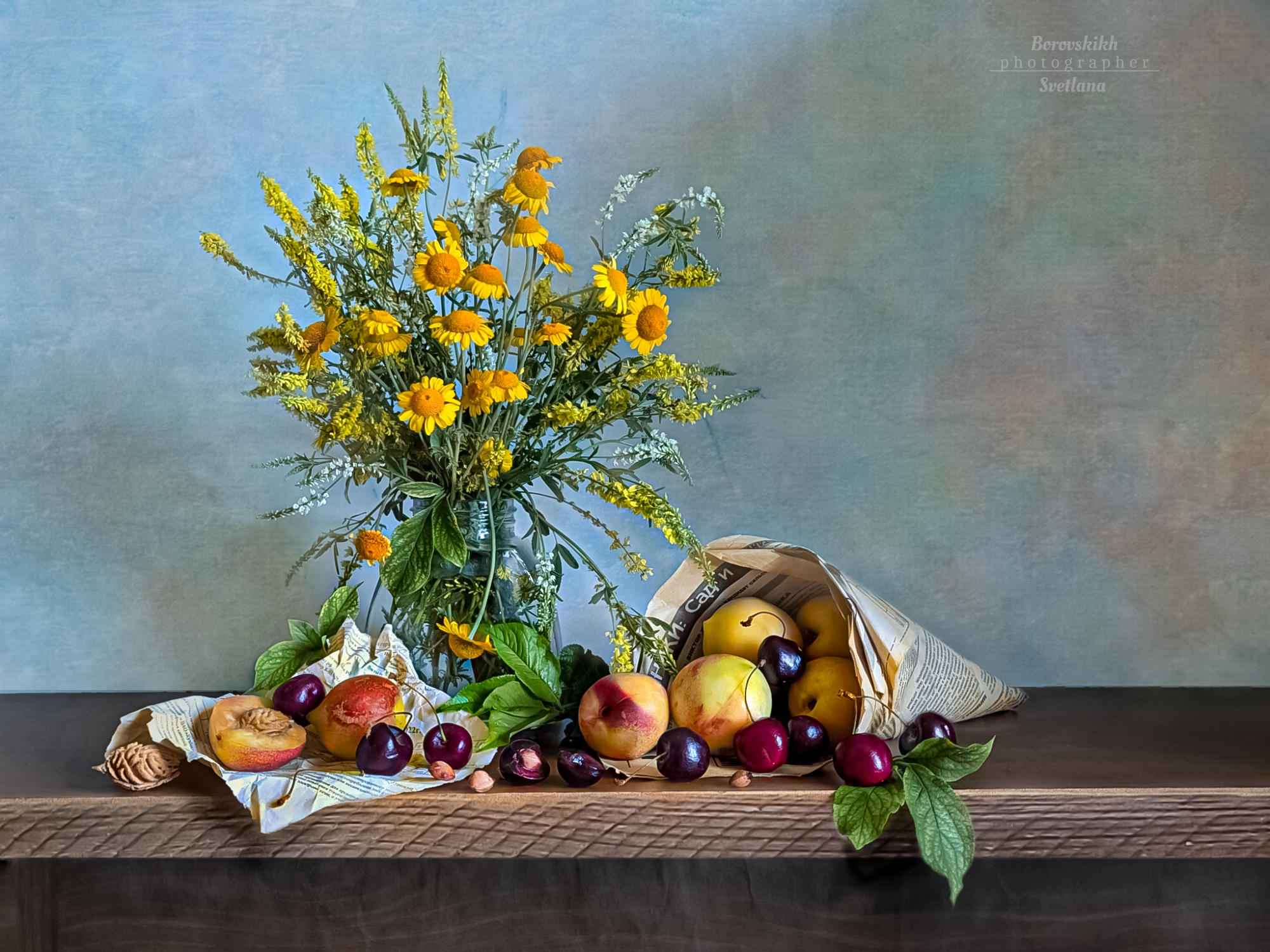 натюрморт, art_photo, цветы, газета, авторское фото, светланаборовских, фрукты, черешня, персикото на окне, фото через полиэтилен, фото на телефон, Боровских Светлана