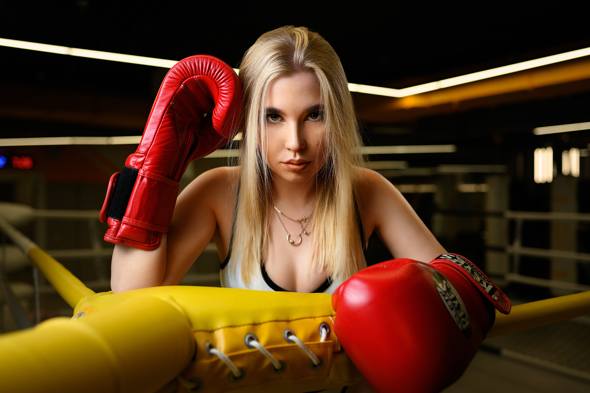 девушка, girl, блондинка, blonde, бокс, boxing, ринг, ring, перчатки, gloves, Владимир Романовский