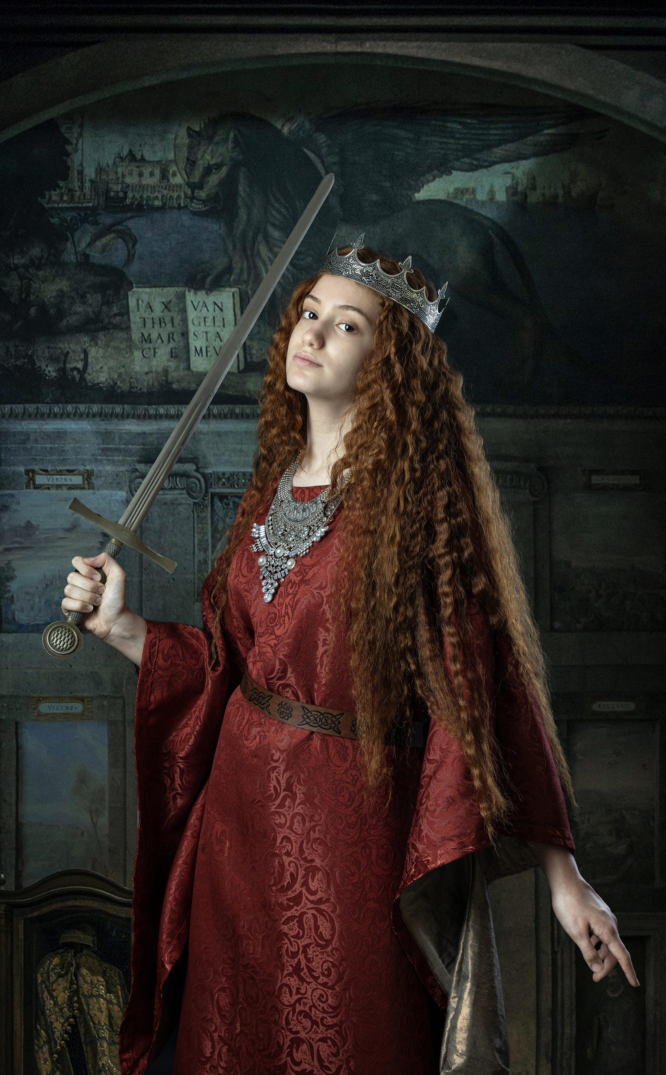 Дева, меч, книга, платье, пояс, корона, рыжие волосы, Горбачева Маментьева Татьяна