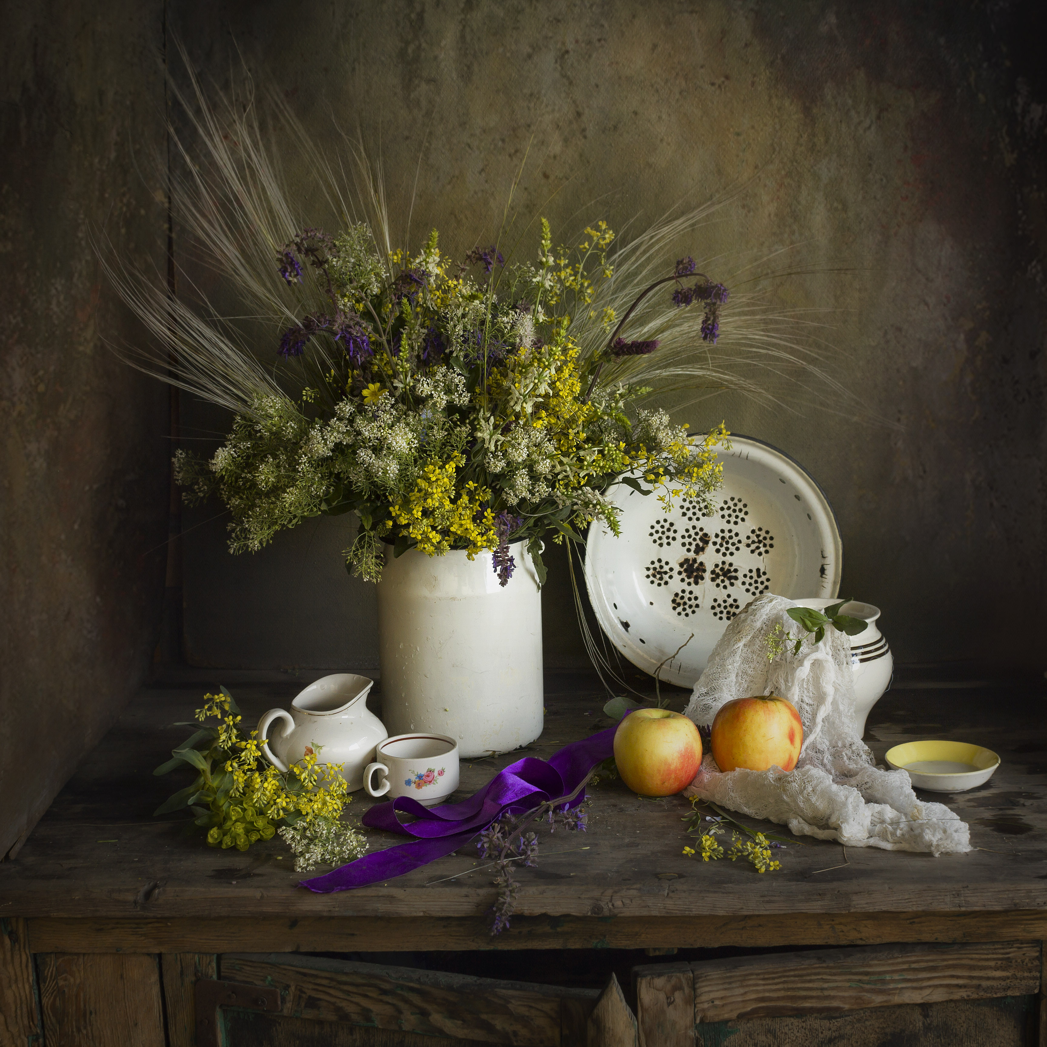 полевые цветы, яблоки, бидон, дуршлаг,молочник, Зимина Лионелла