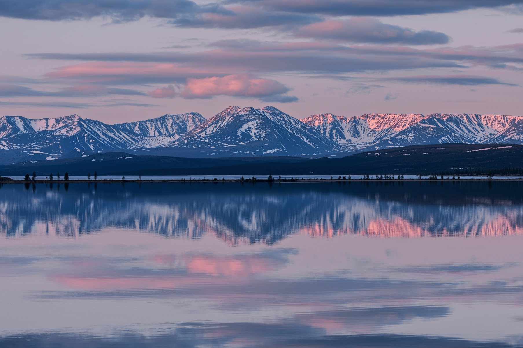 Озеро_Момонтай пейзажи_Колымы Магаданская_область июньский_лёд рассвет утро белые_ночи отражения хребет_Черге, Шишкин Дмитрий