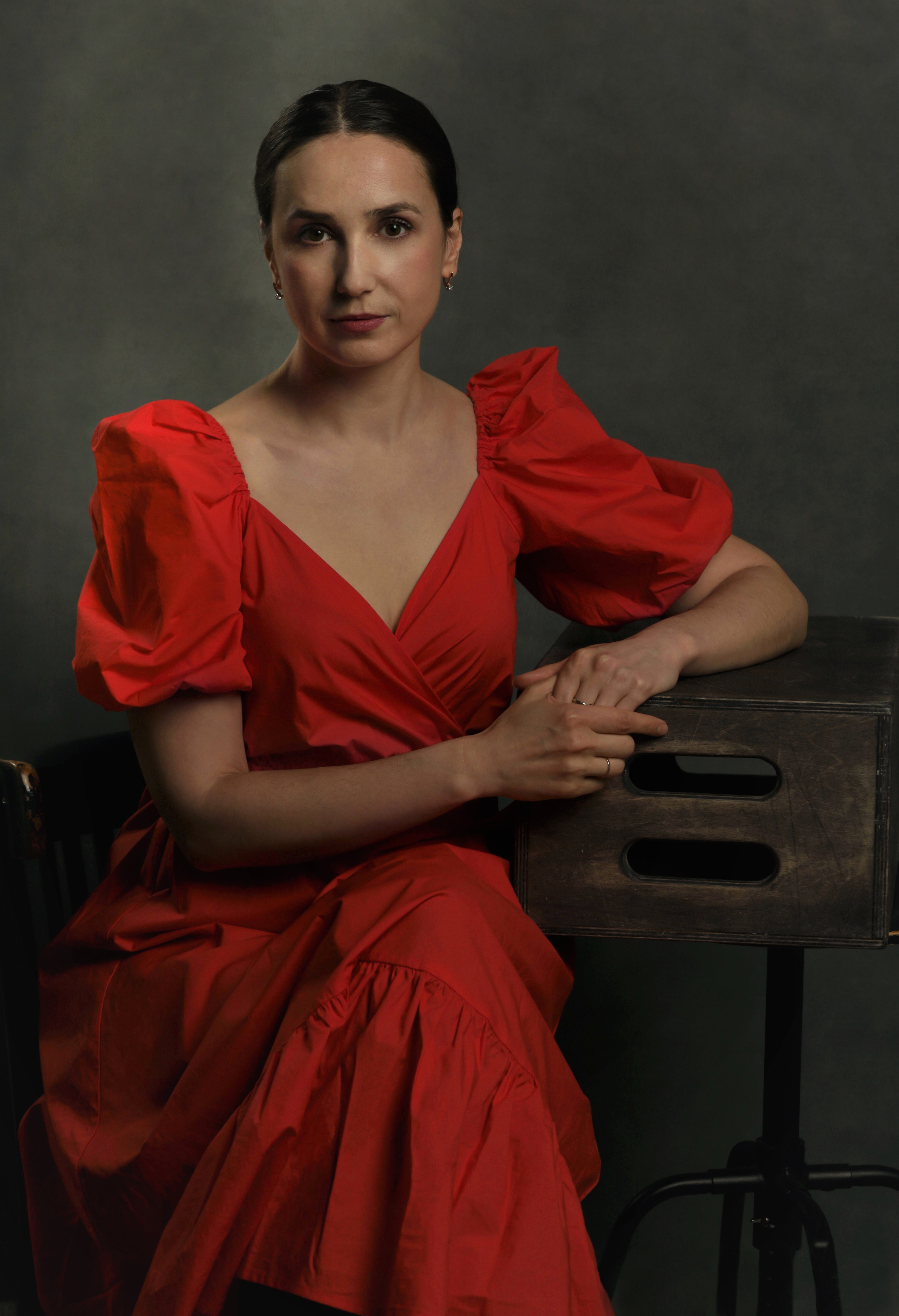 женщина, красное платье, портрет, брюнетка, студия, Наталья Герцен