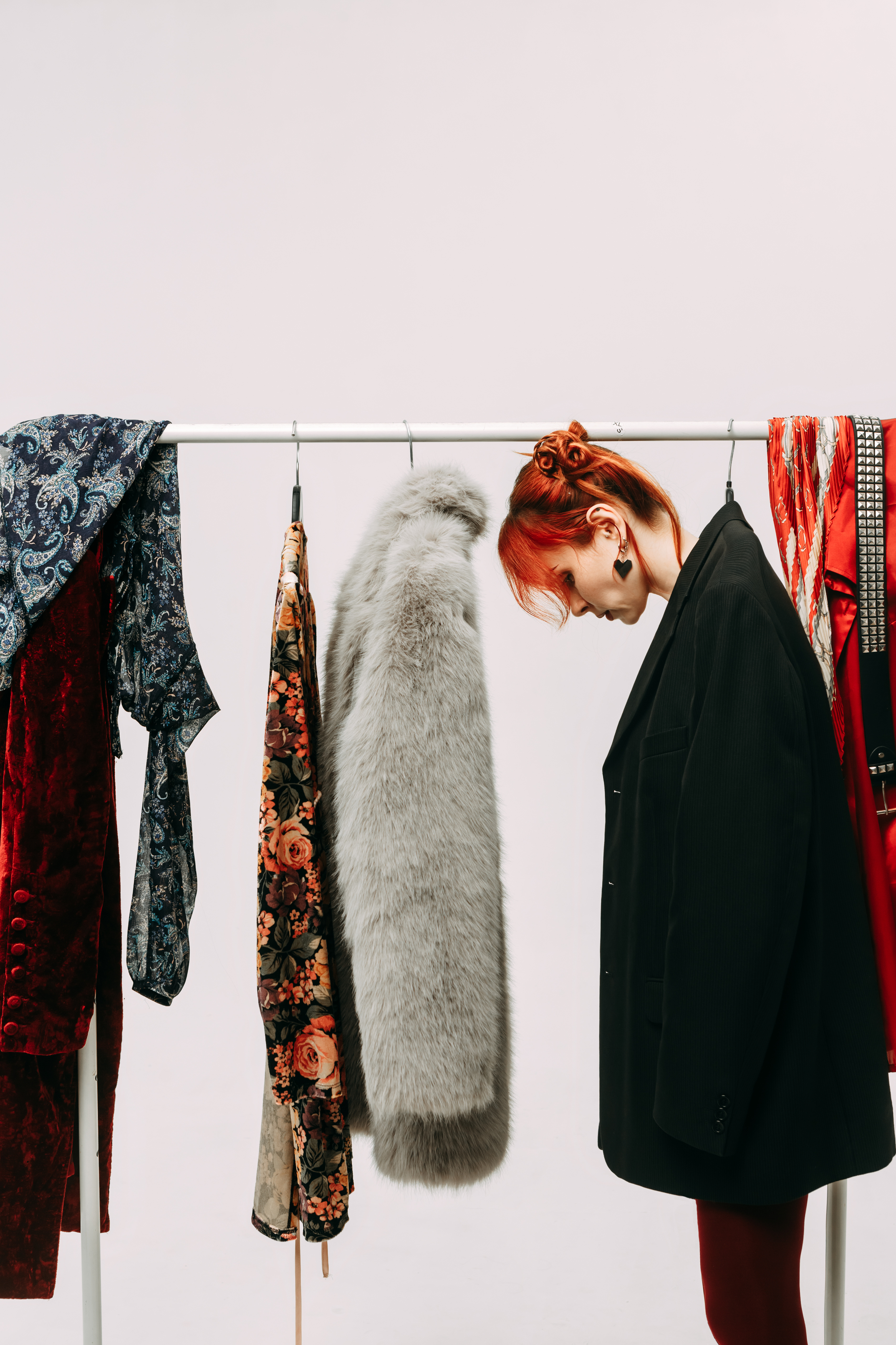 девушка, рейл для одежды, вешалки , студия , пиджак, Алексей Плешков