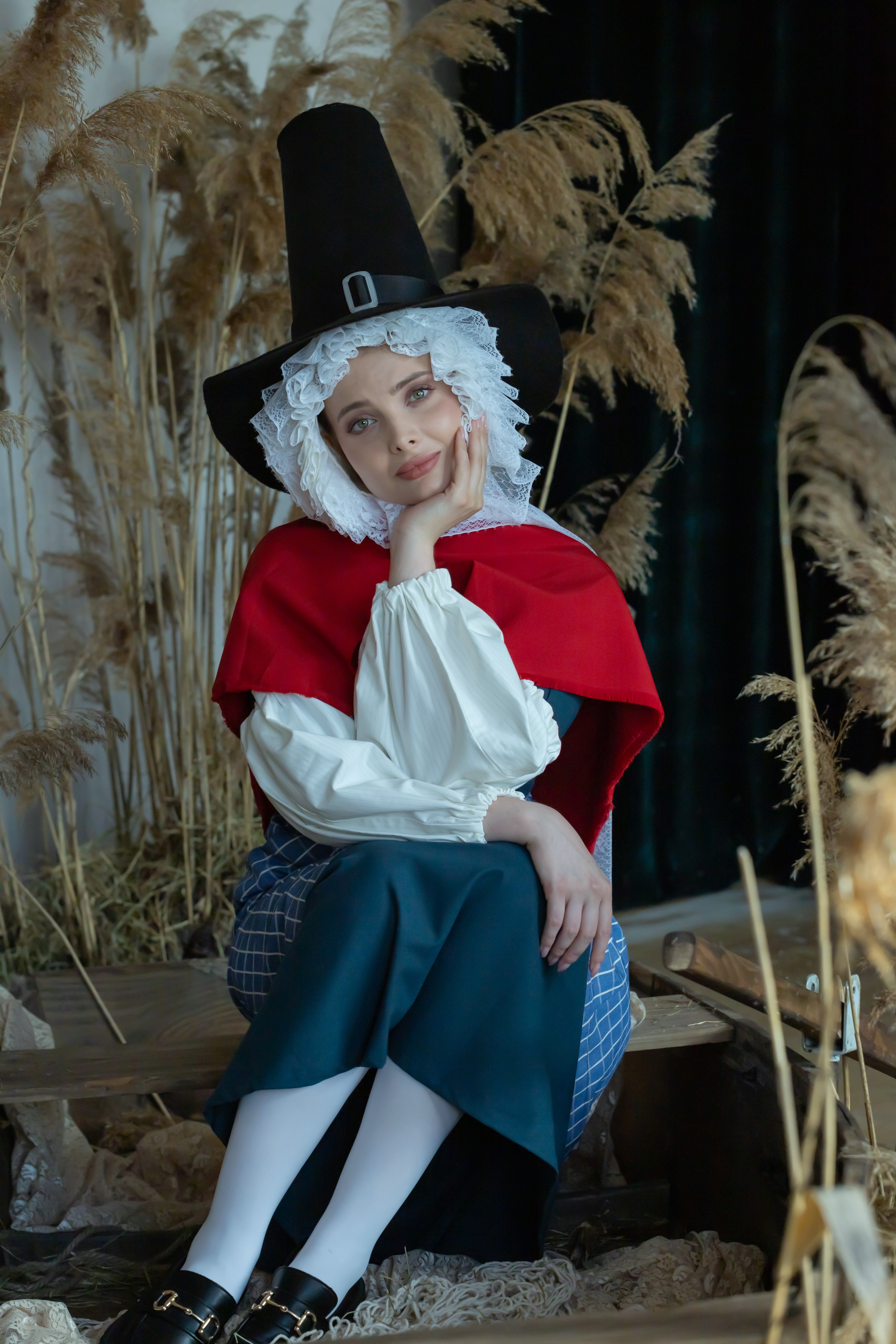 девушка, валлийский костюм, жанровая фотография, лодка, причал, сухая трава, Герцен Наталья