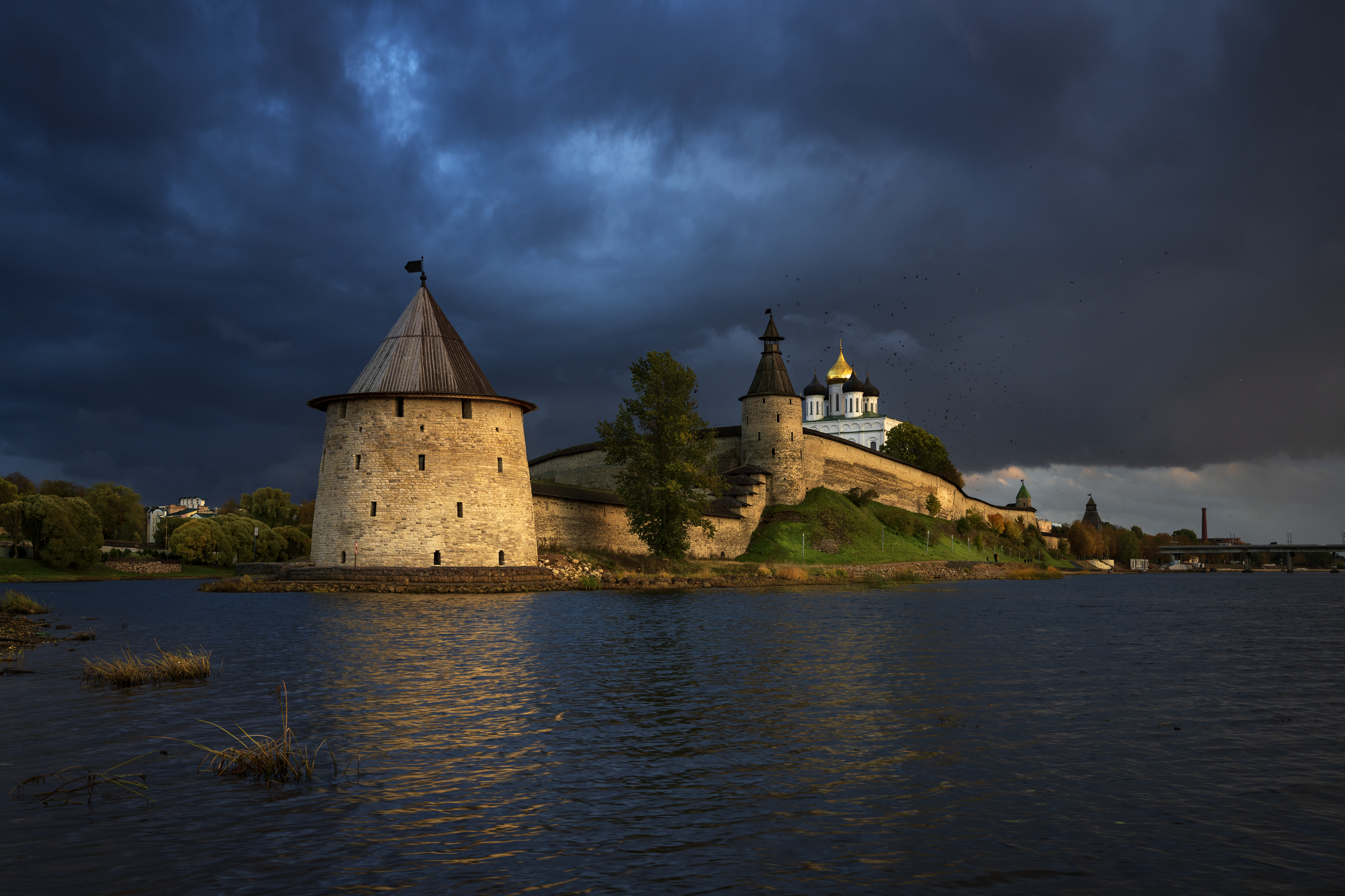 псков, кром, осень, тучи, Олег Зверев