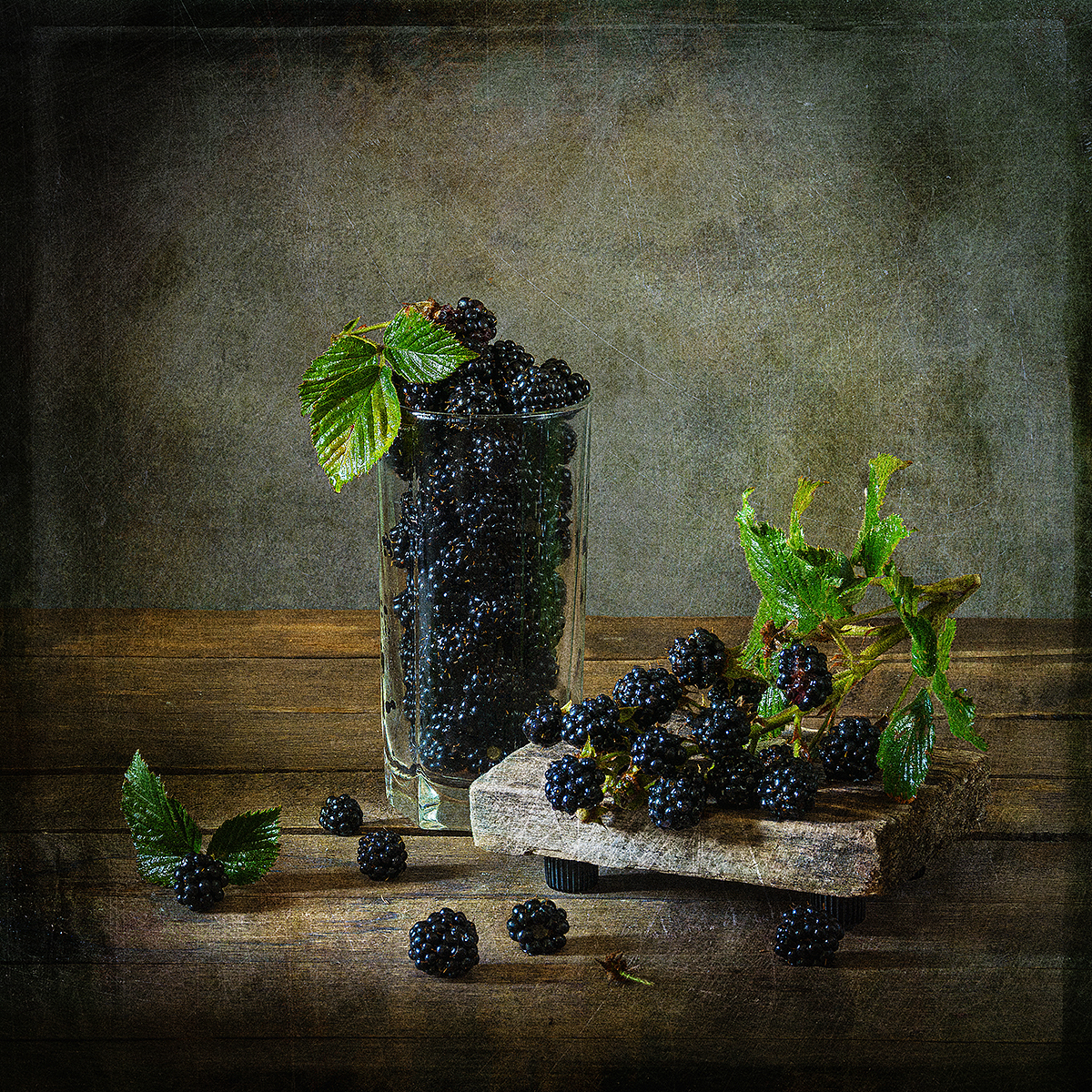 ягоды, высокий стакан, подставка, кисть, листья, зелень, Алексей Бычков