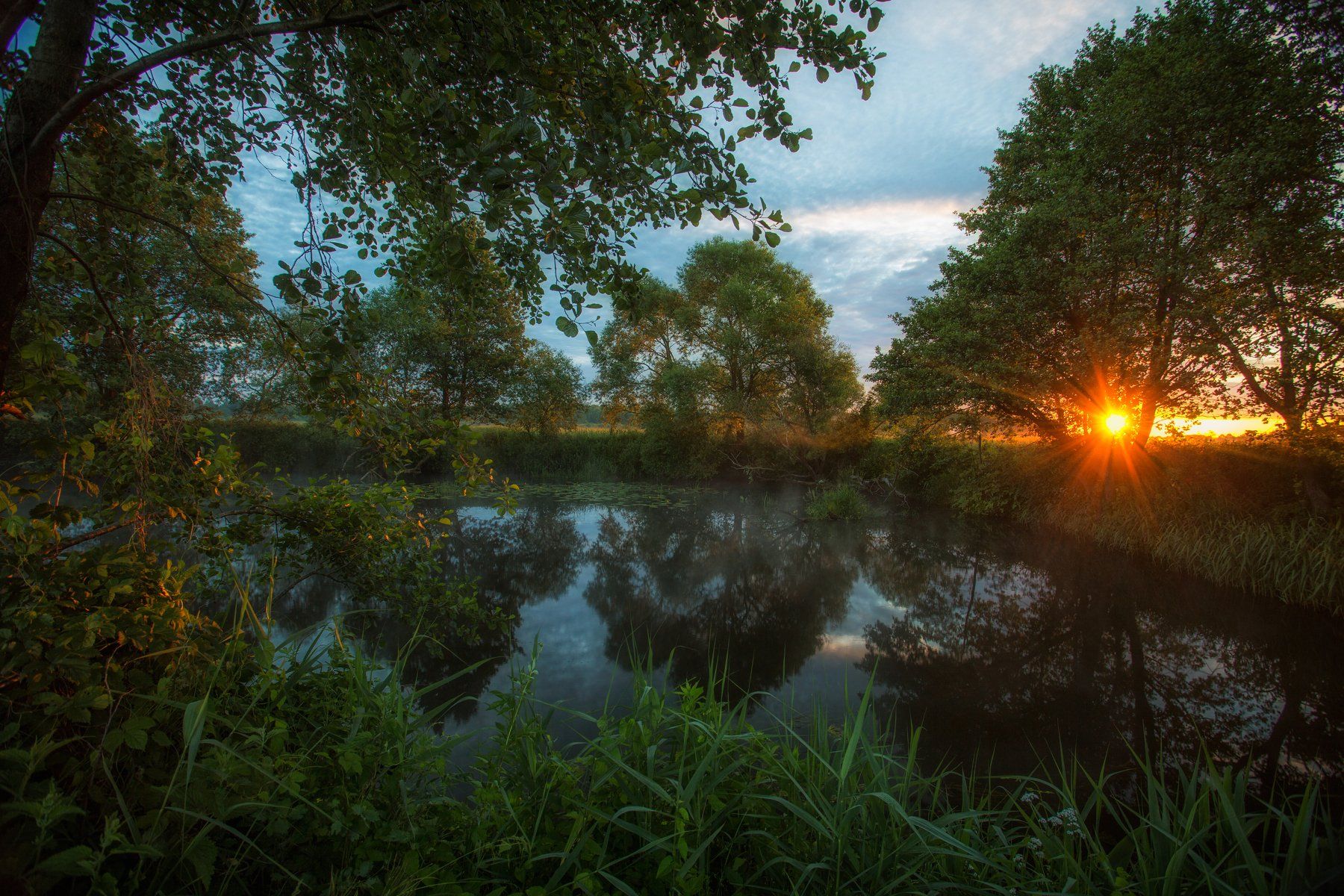 Рассвет на реке фото