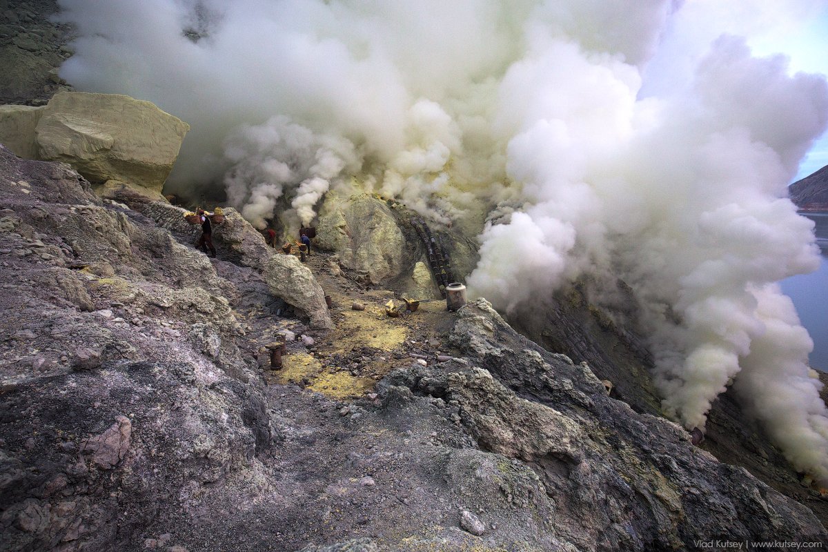 вулкан, кратер, ява, индонезия, опасность, шахтеры, сера, активныйвулкан, газ, дым, Владимир Куцый