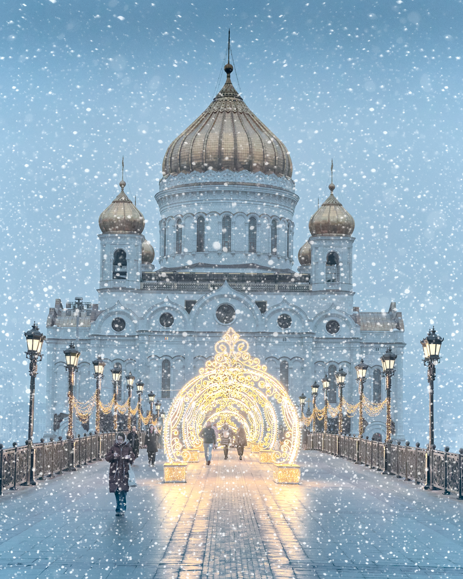 зима, снег, город, снегопад, золотой, купол, храм, церковь, архитектура, гирлянды, winter, city, snowfall, golden, dome, cathedral, christthesavior, church, architecture, snow, snowy, weather, Лебедев Кирилл