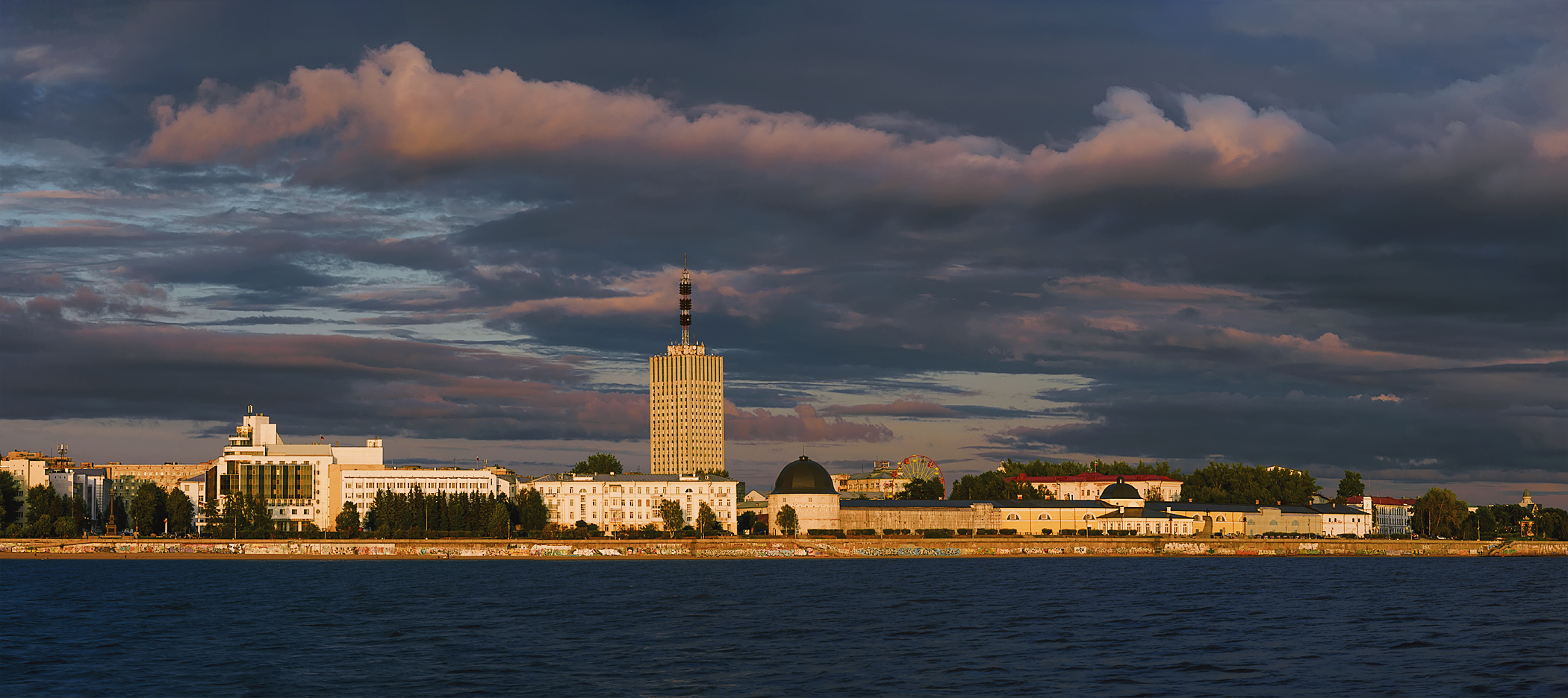 город архангельск, набережная, река, северная двина, высотка, дома, деревья, август, вечер, небо, панорама, Вера Ра