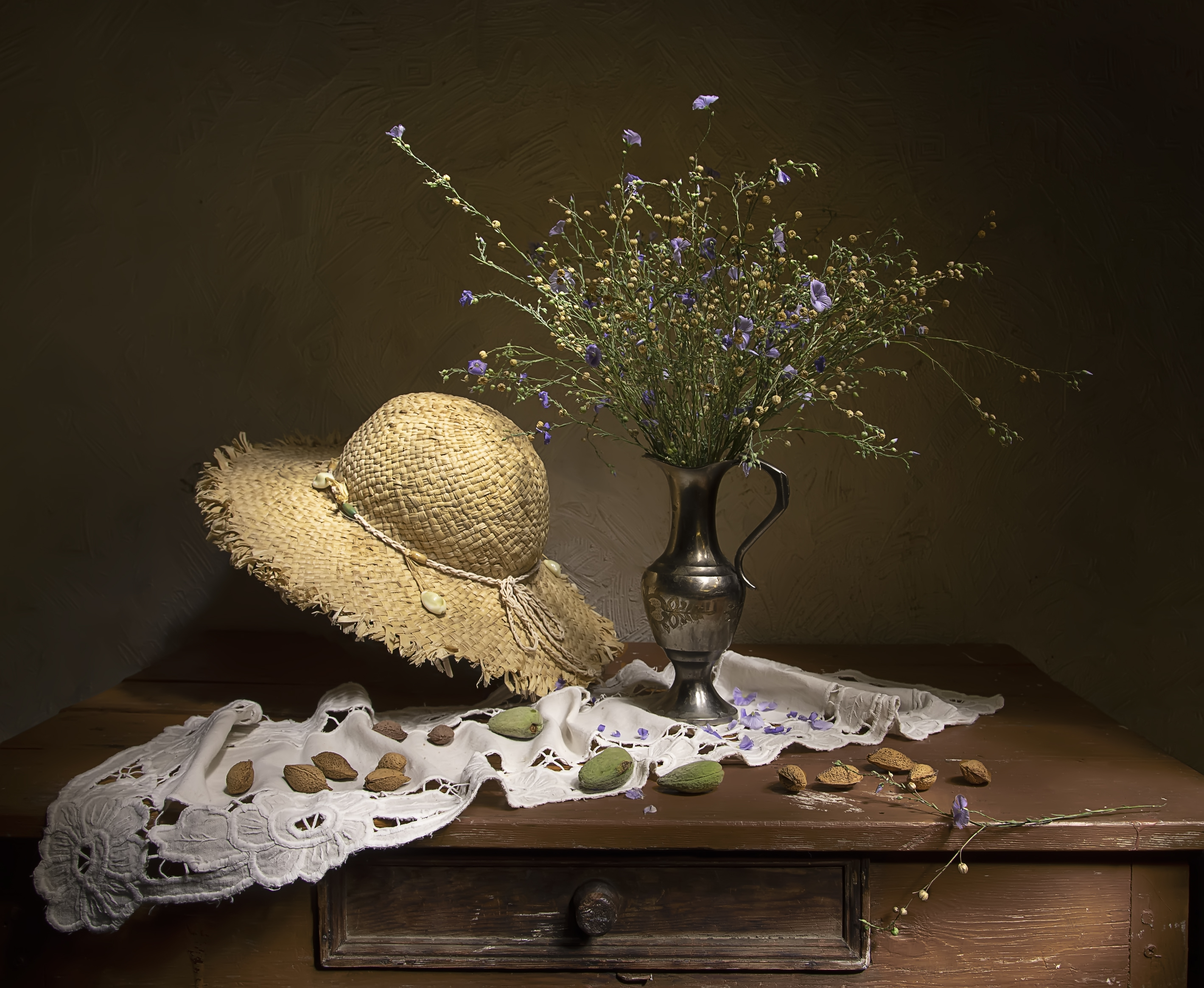 натюрморт, ыветы, миндаль, шляпа, Татьяна Феденкова