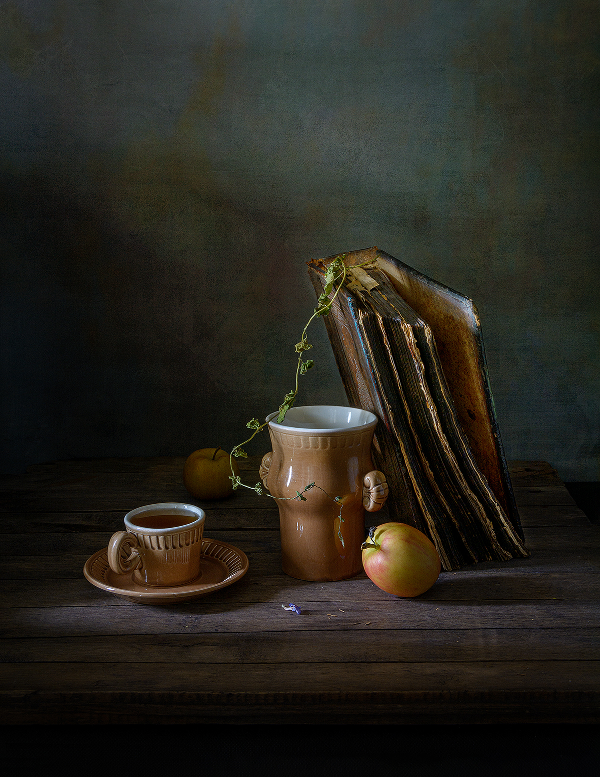 книга, чашка, блюдце, чай, яблоки, ваза, Алексей Бычков
