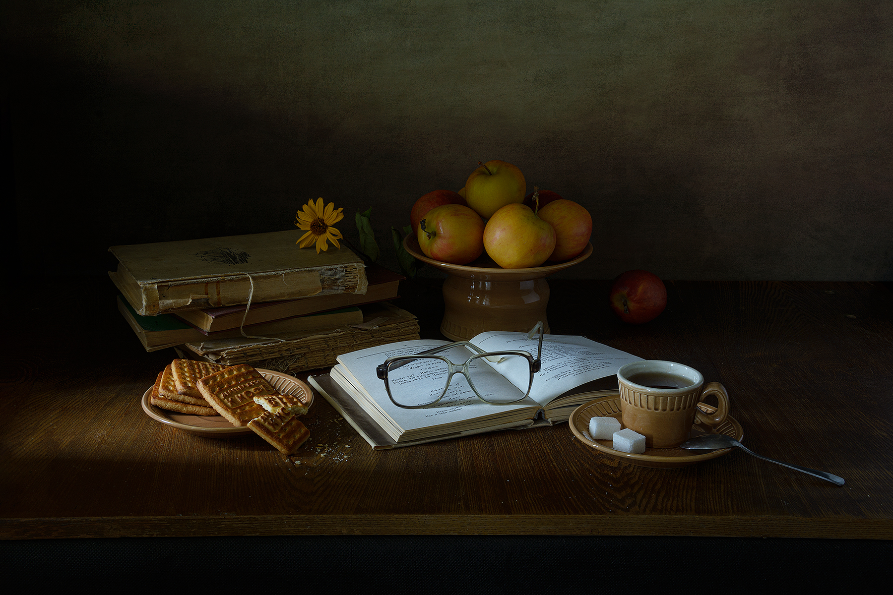книги, яблоки, очки, ваза, блюдце, печенье, чашка, чай, ложка, цветок, Алексей Бычков