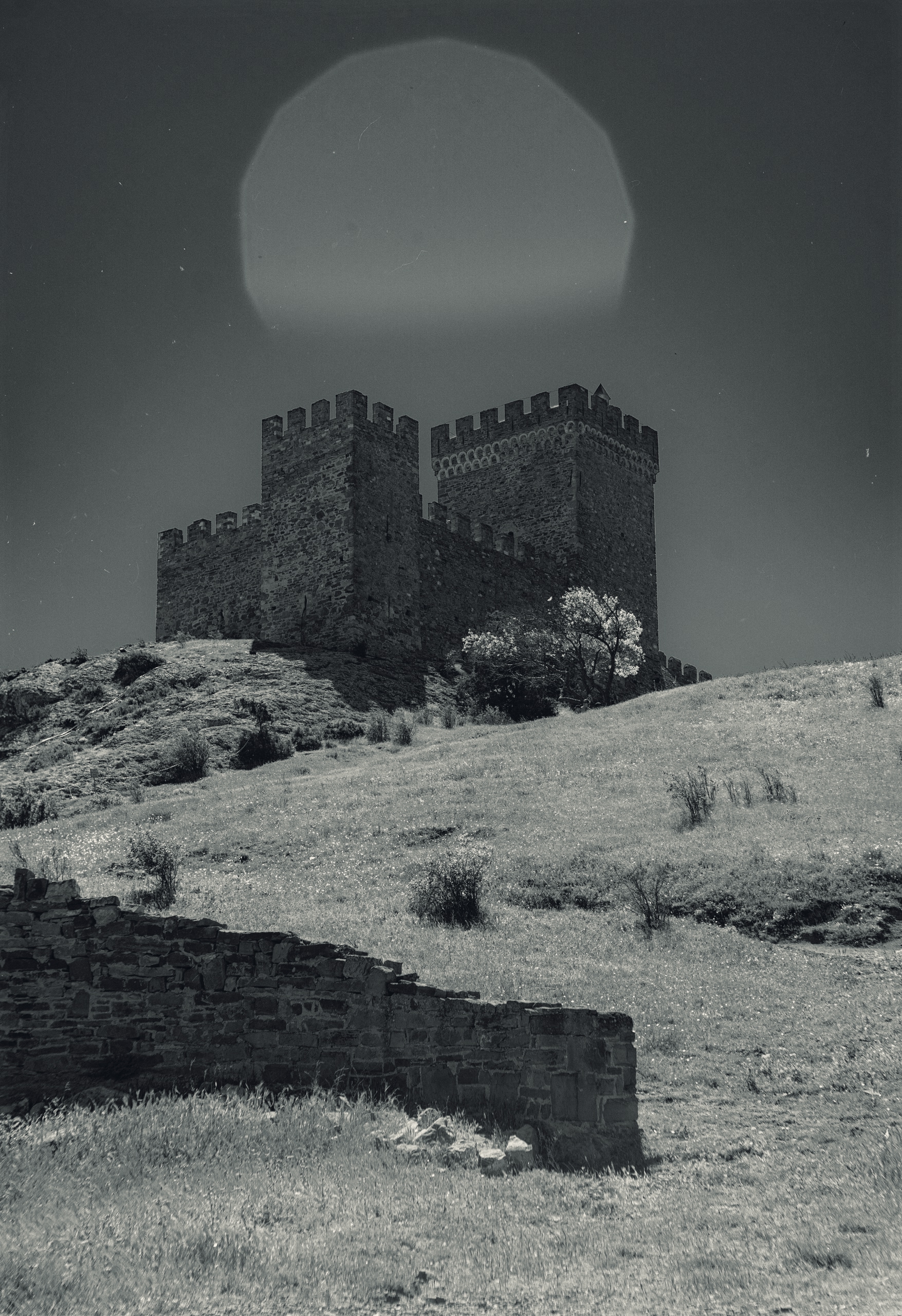 пейзаж, архитектура, история, наследие, культура, черное-белое, монохром, крепость, фортификационные сооружения, генуэзская крепость, история, крымская история, винтажная оптика, юпитер-3, судак, крым, россия, Щербак Анатолий