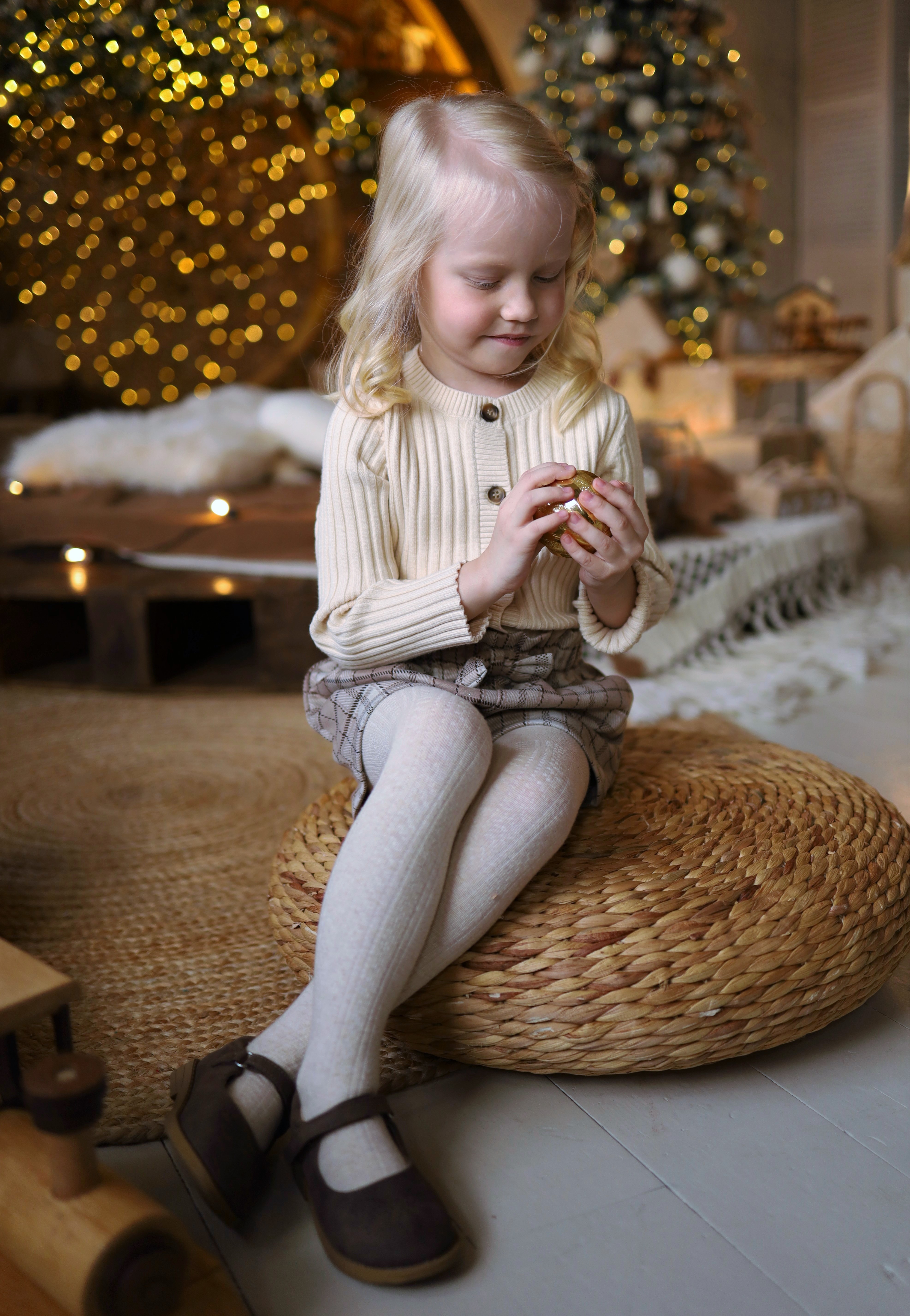 Девочка, Новый год, елочная игрушка, новогодние огни, Герцен Наталья