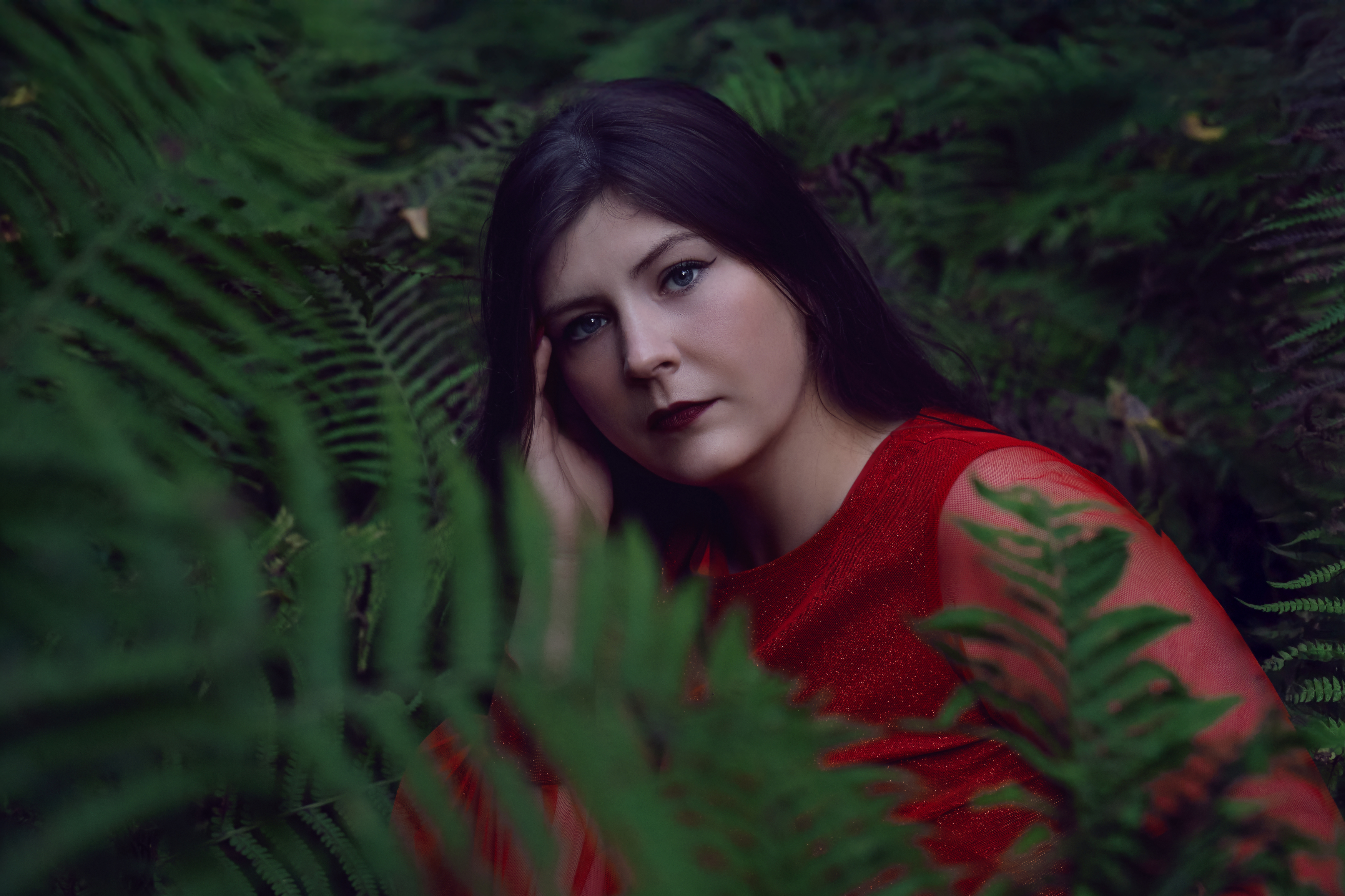 в красном платье, в лесу, Колчанова Мария