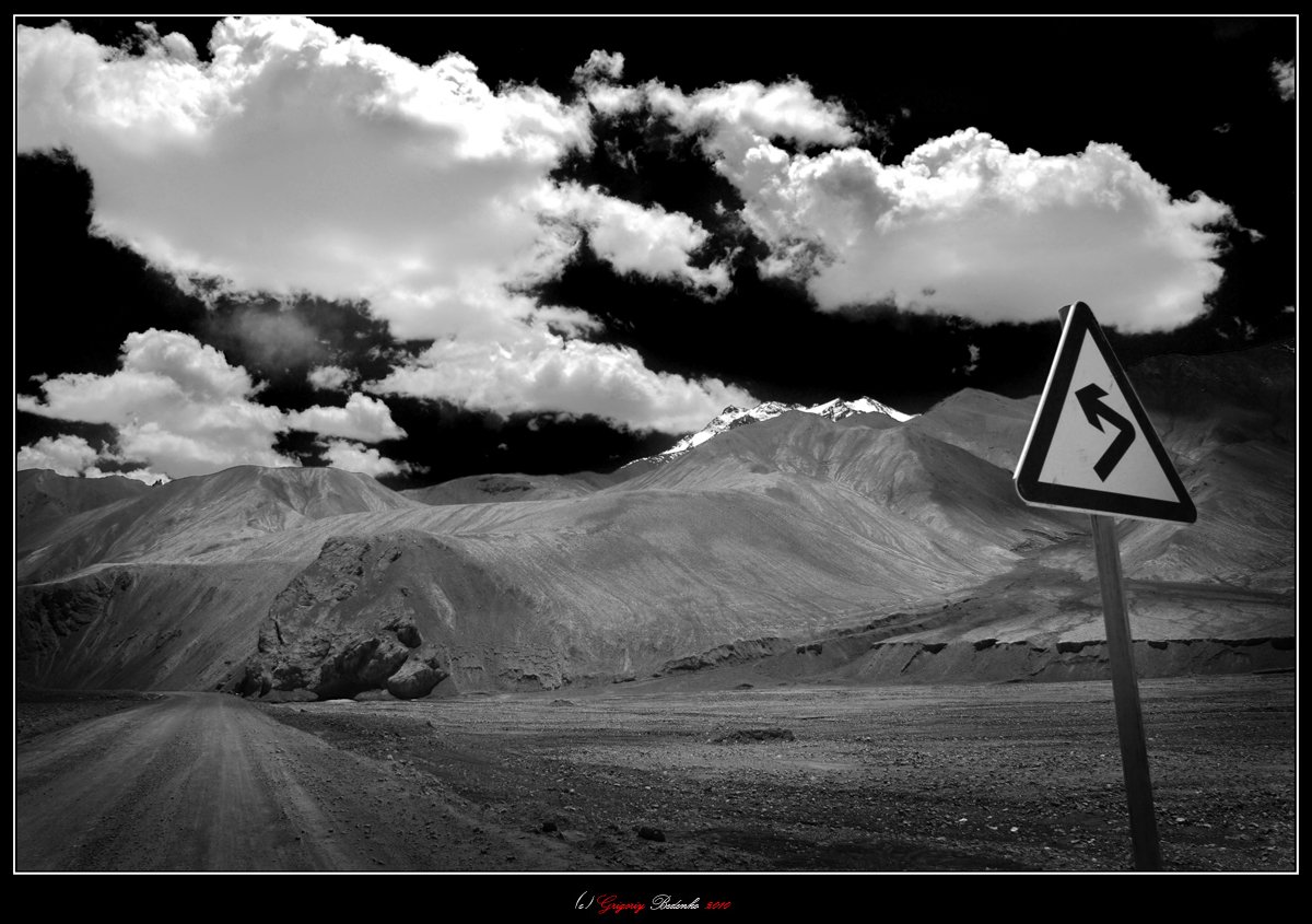 тянь-шань, тибет, синцзянь-тибетское шоссе, дорога, дорожный знак, горы, облака, Григорий Беденко