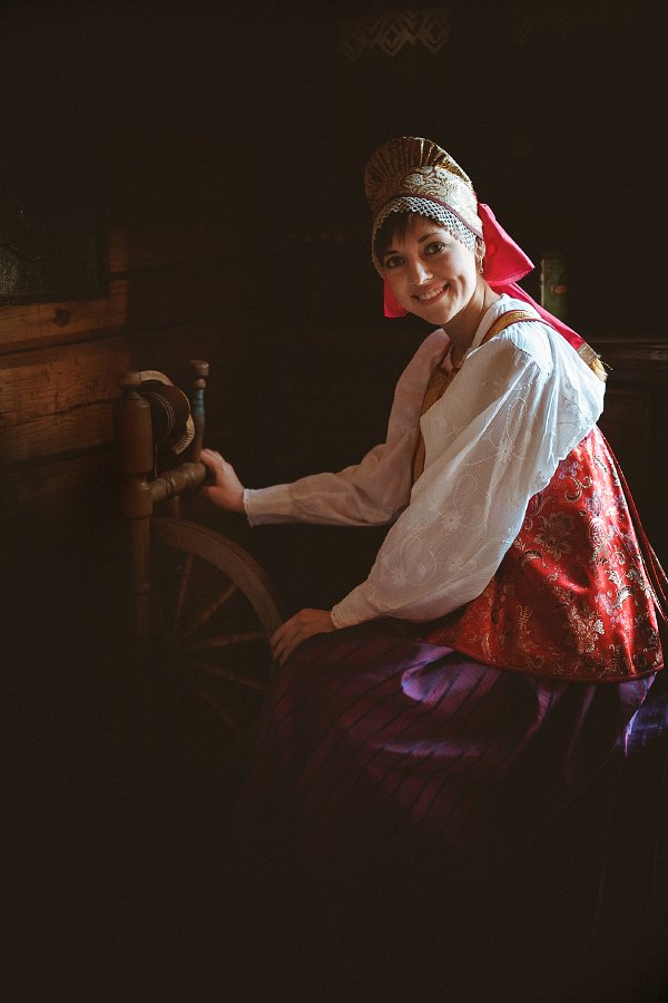 девушка, русский национальный костюм, прялка, Алексей Игнатченко