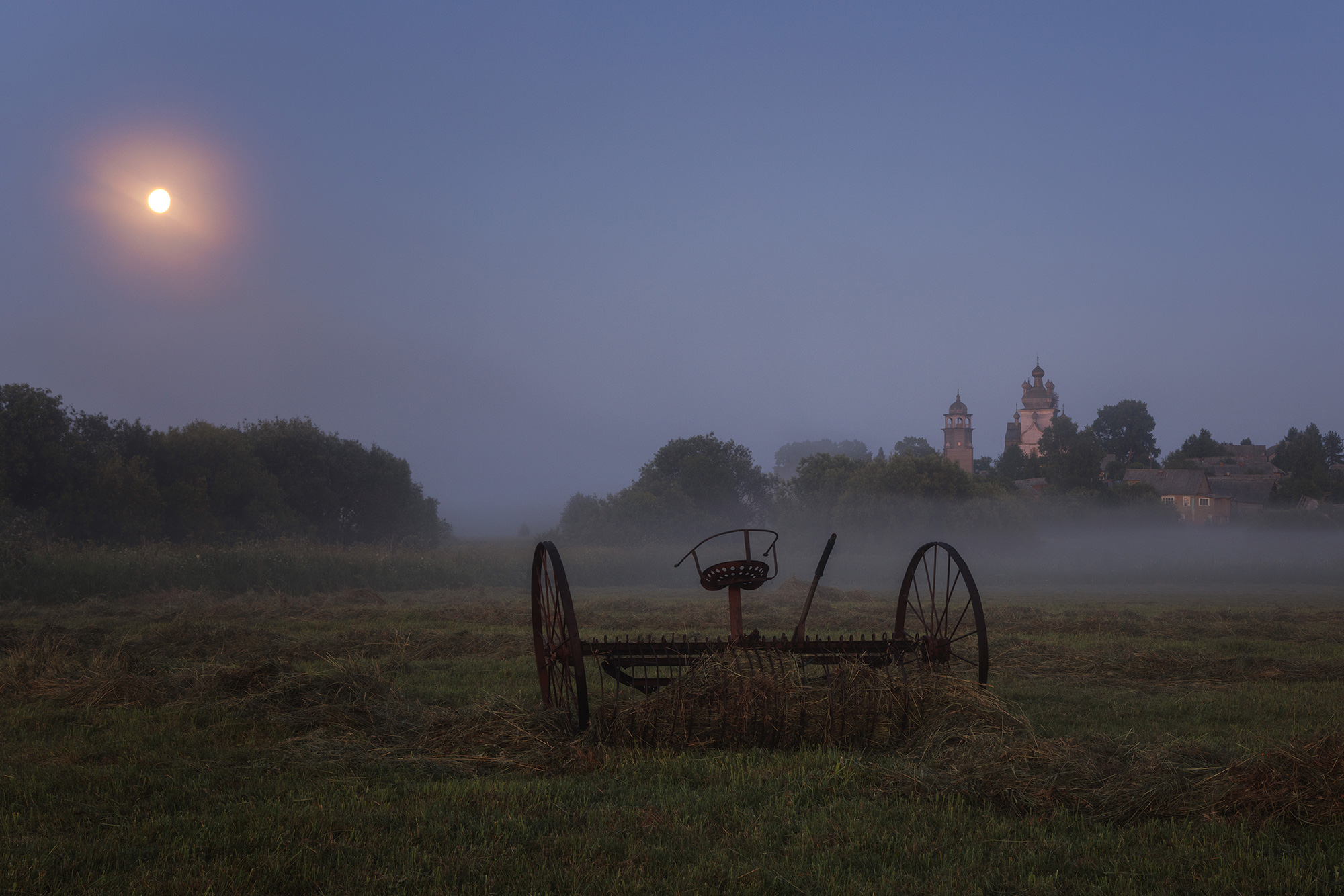 турчасово, луна, церковь, белая ночь, косилка, туман, Морозов Сергей