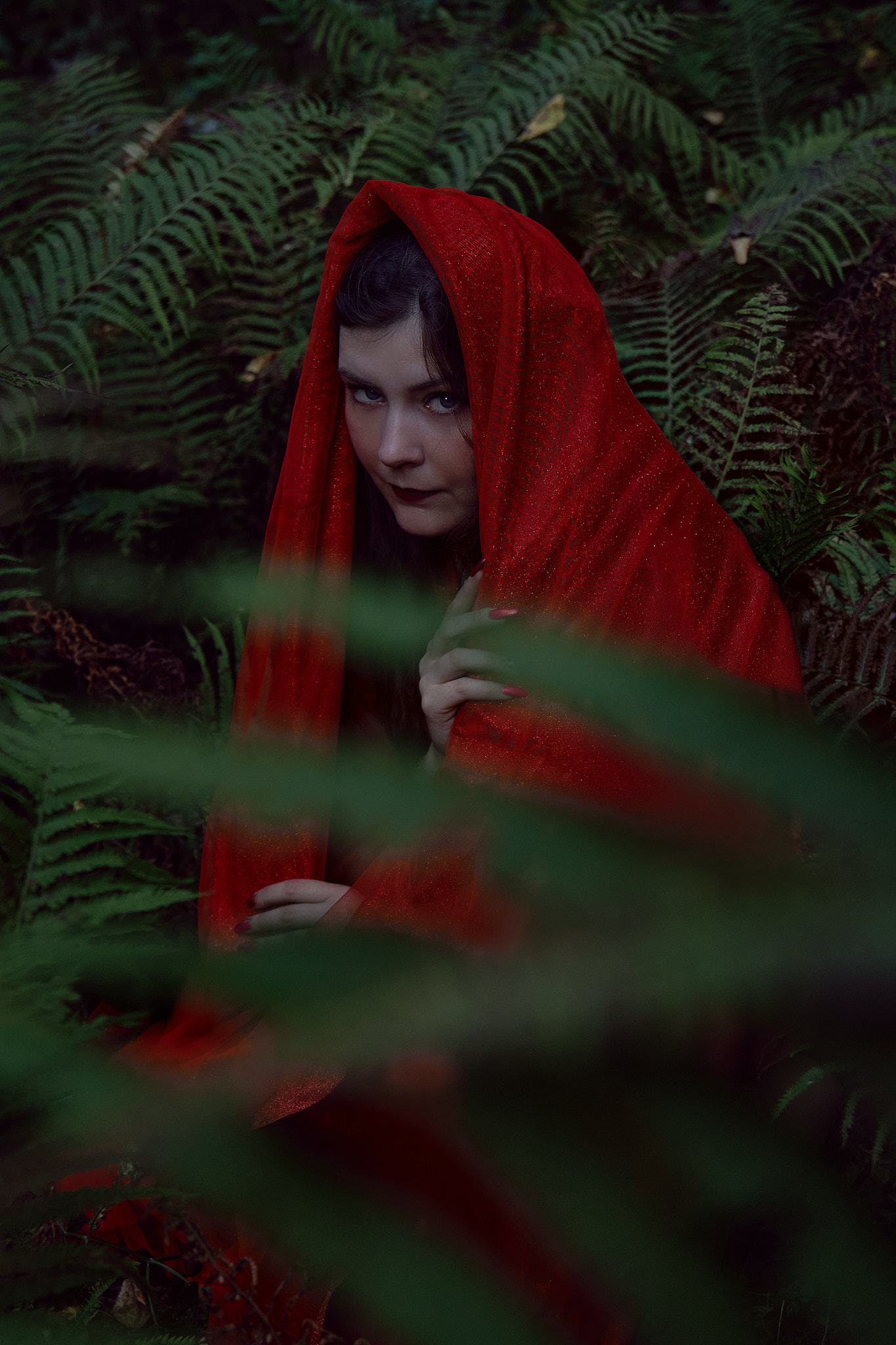в красном платье, в лесу, Колчанова Мария