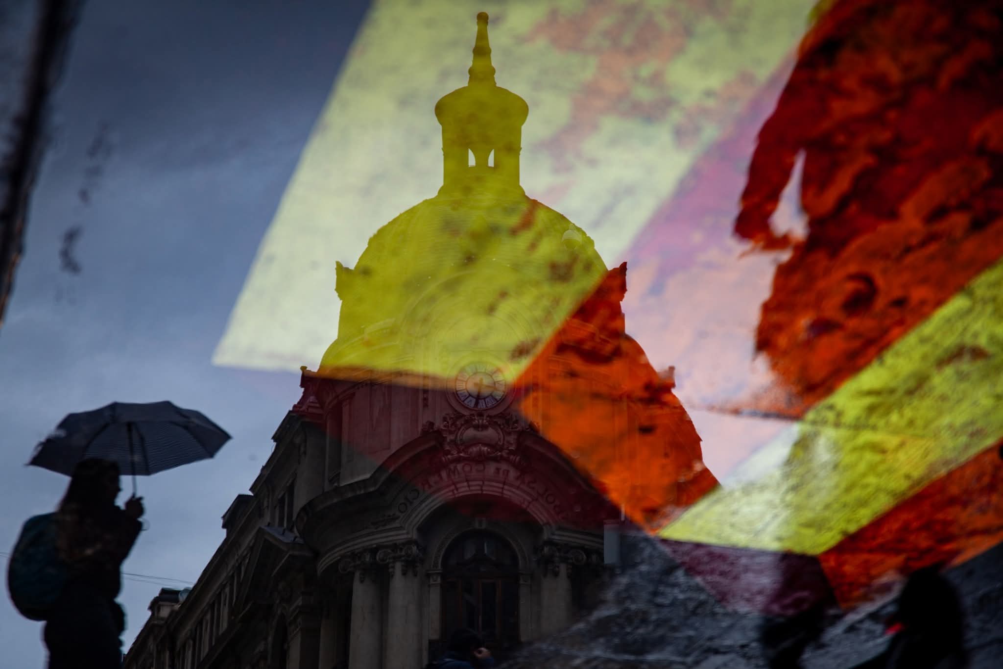 streetphotography, street, fotografía callejera, bastian cifuentes araya, periodista furioso, streetphoto, street photo, street photography, bolsa de comercio de santiago, lluvia, rain, Bastián Cifuentes Araya