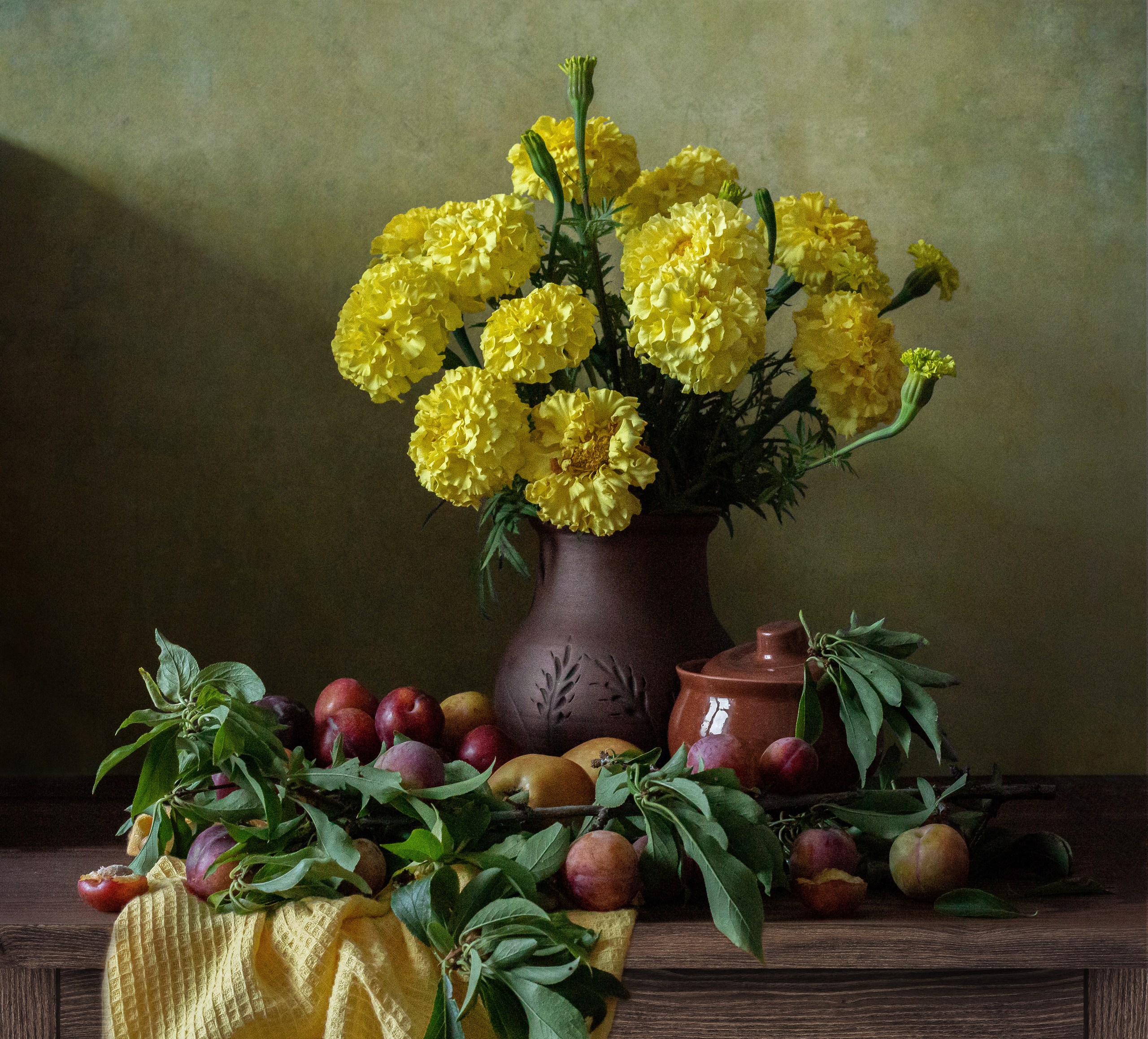 натюрморт, бархатцы, букет, слива, Ирина Зиннурова