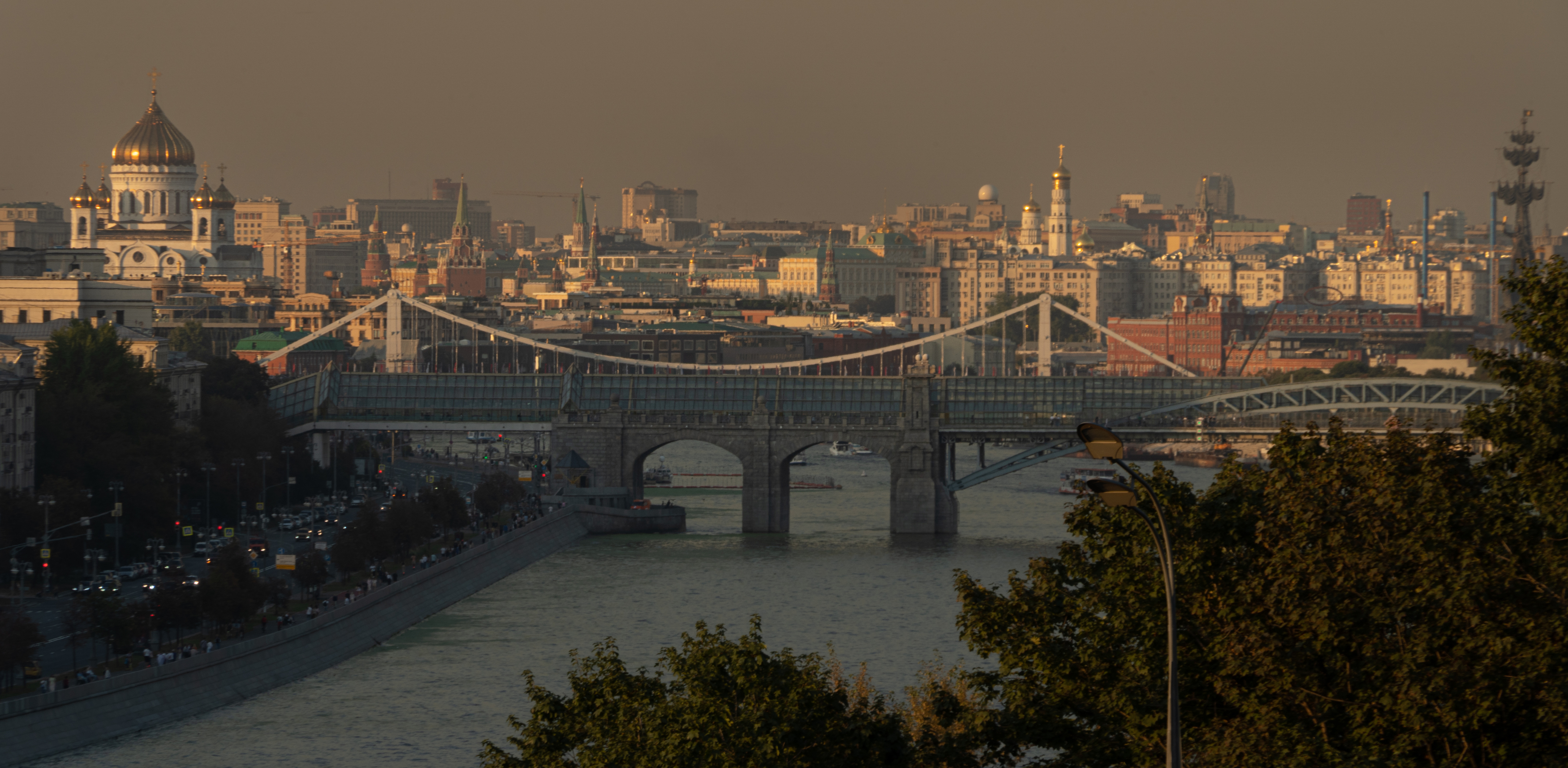 Россия, Москва, Фрунзенская набережная, река Москва, смотровая площадка РАН,  Храм Христа Спасителя, Гаврилов Юрий
