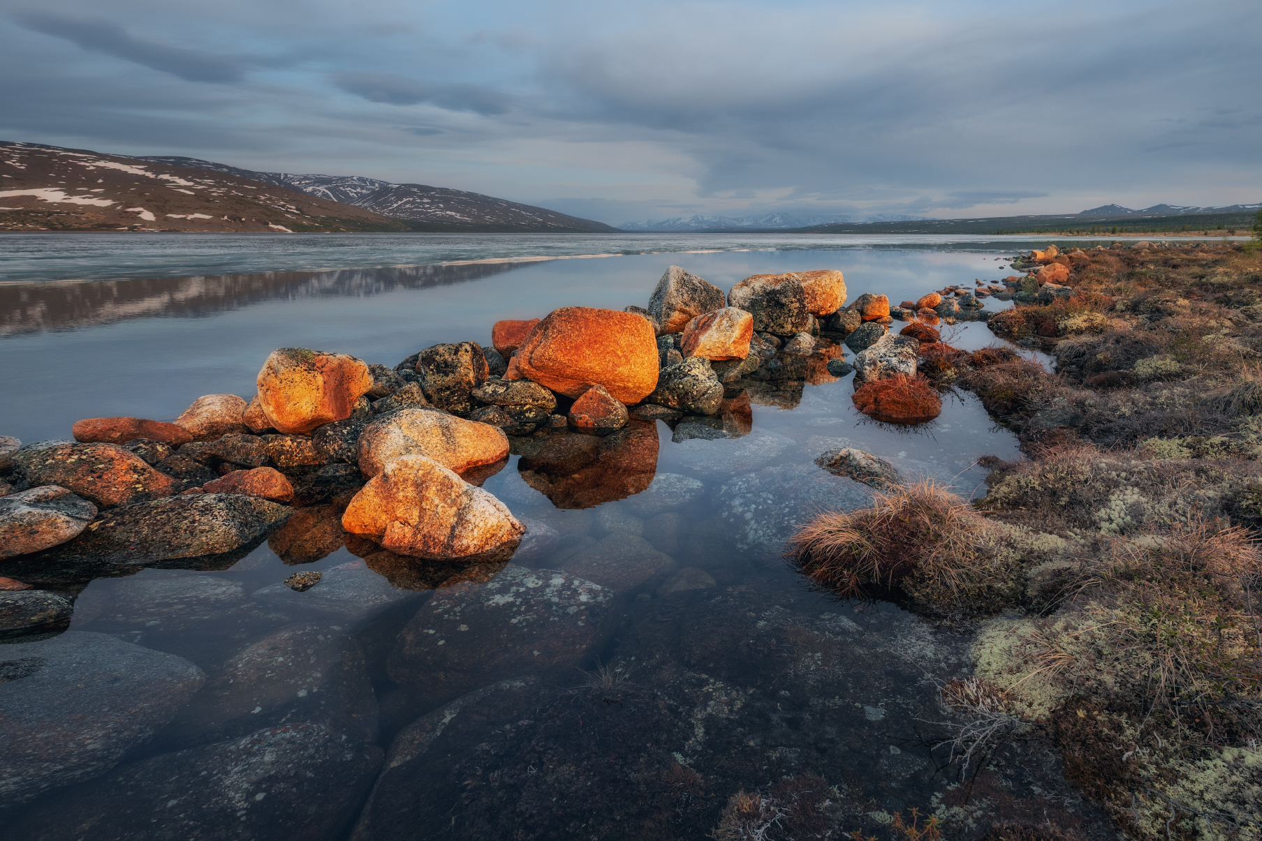 Озеро_Момонтай пейзажи_Колымы Магаданская_область июньский_лёд закат вечер, Шишкин Дмитрий