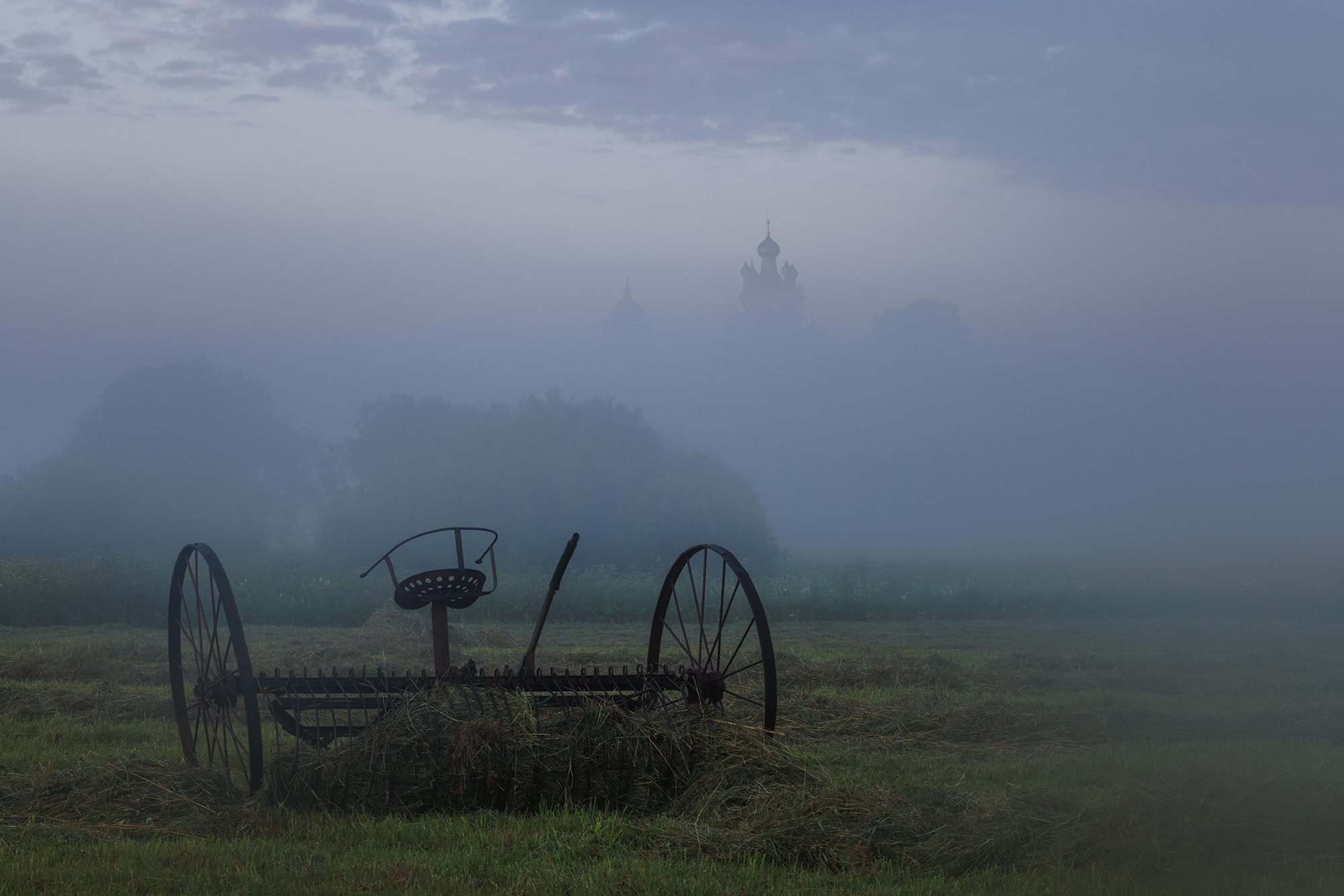 турчасово, белые ночи, косилка, церковь, туман, Морозов Сергей