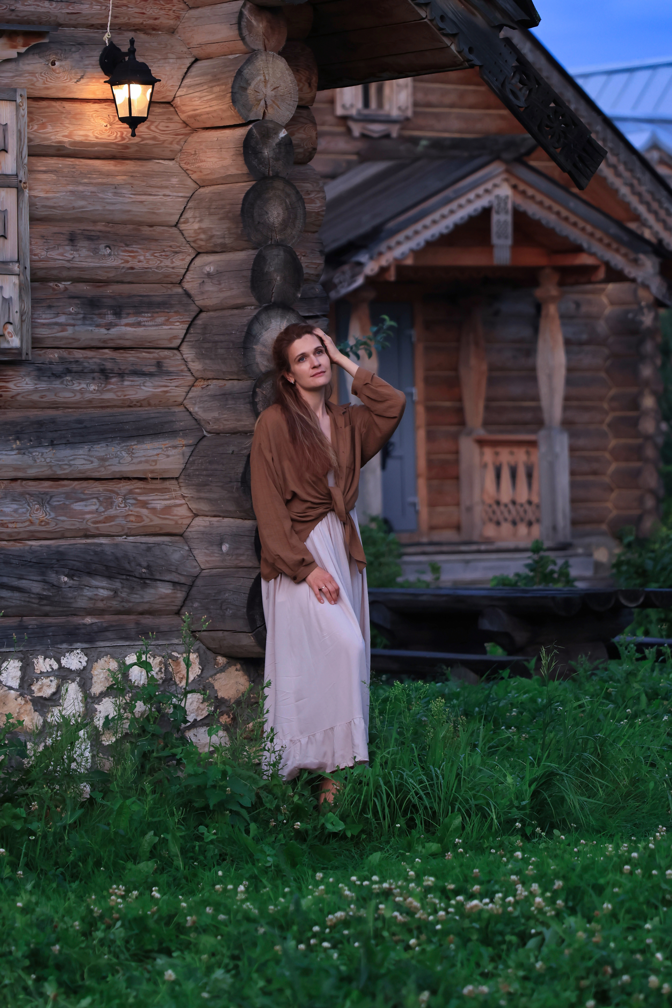 Женщина, вечер, деревня, свет фонаря, лето, деревянные дома, Герцен Наталья