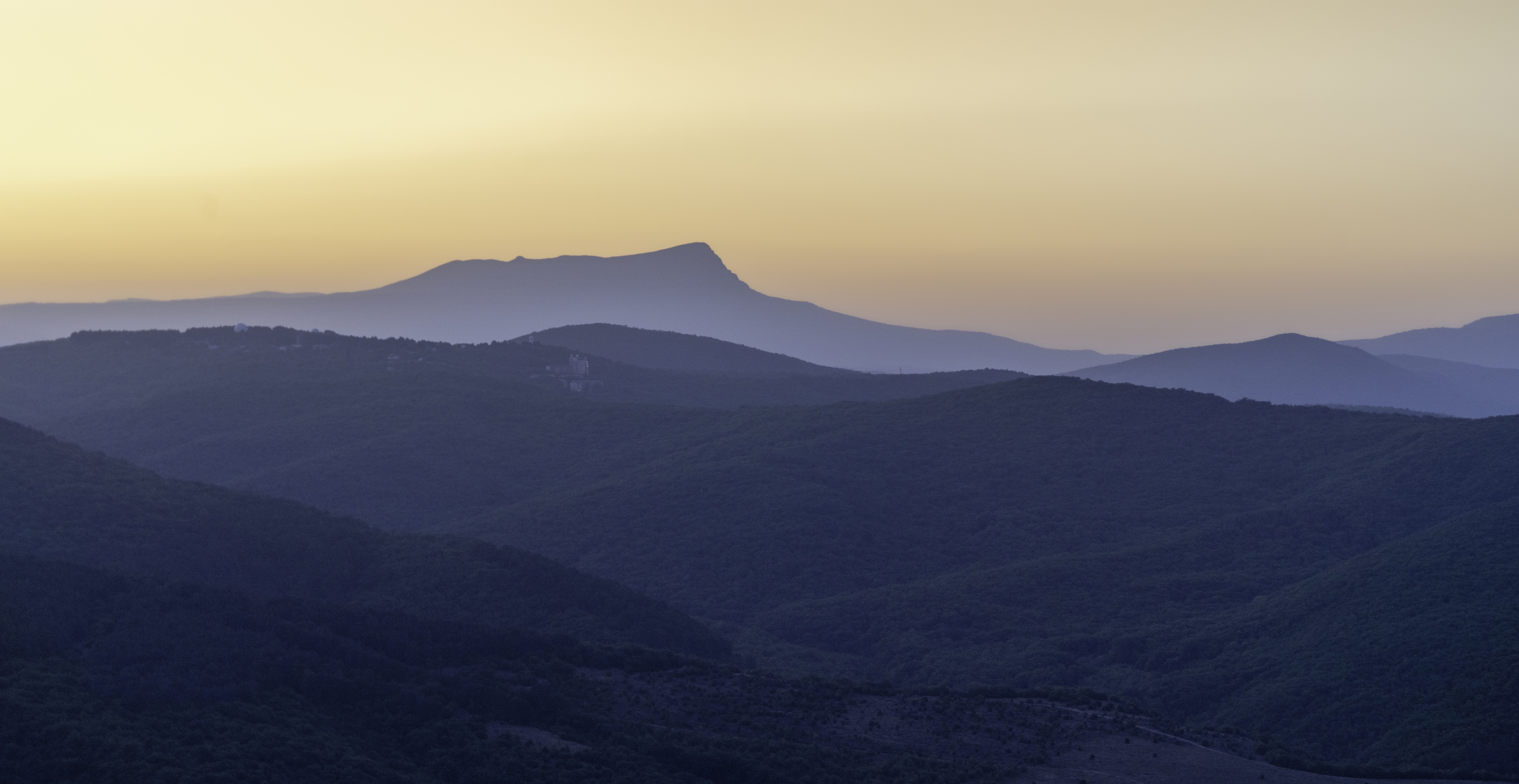 Россия, Крым, Бахчисарайский район, пещерный город Тепе-Кермен, рассвет, Гаврилов Юрий