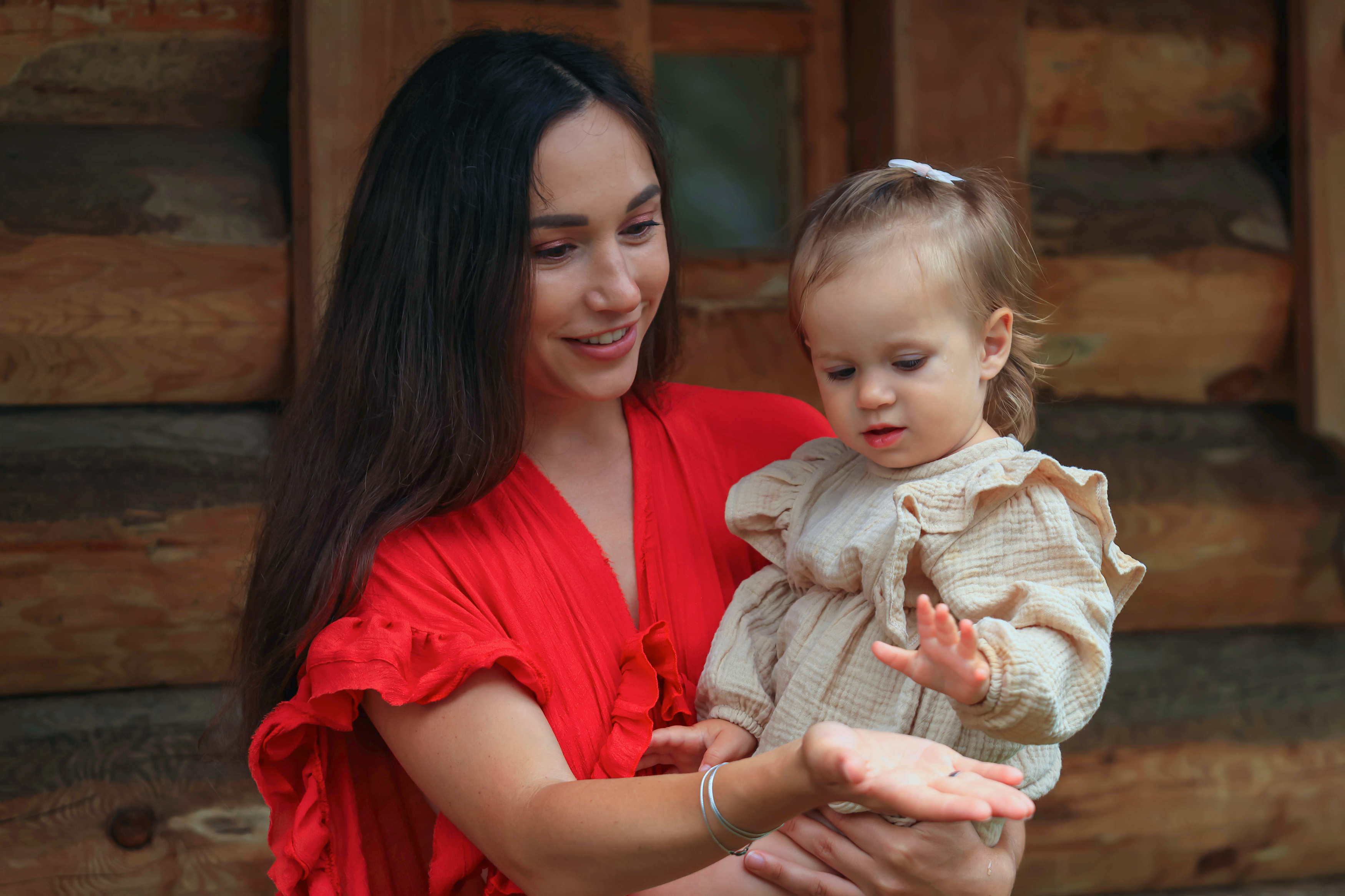 Мама с дочкой, деревня, капли дождя, красное платье, лето, малышка, девочка, Герцен Наталья