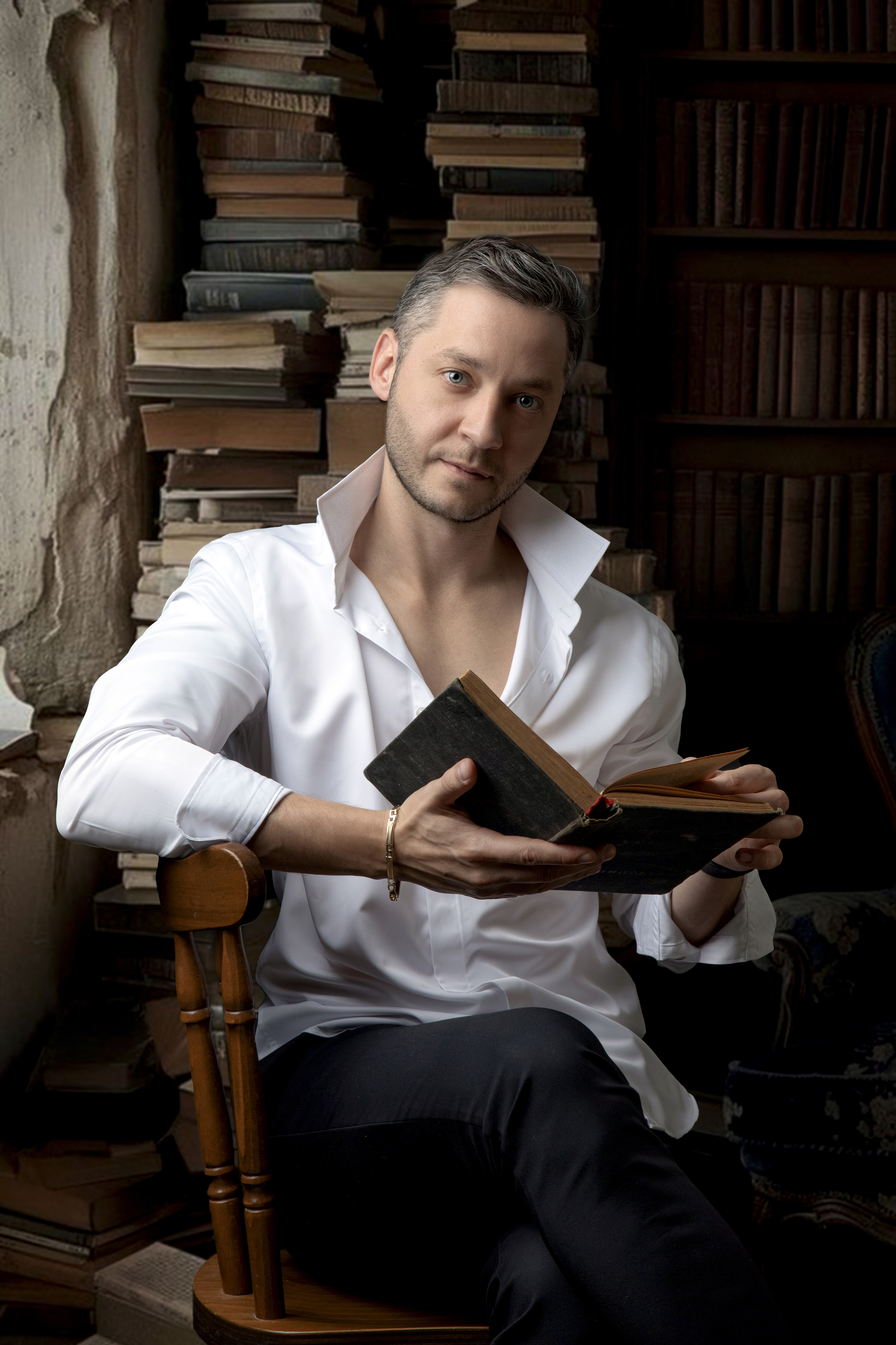 Книги, молодой мужчина, рубашка., Горбачева Маментьева Татьяна