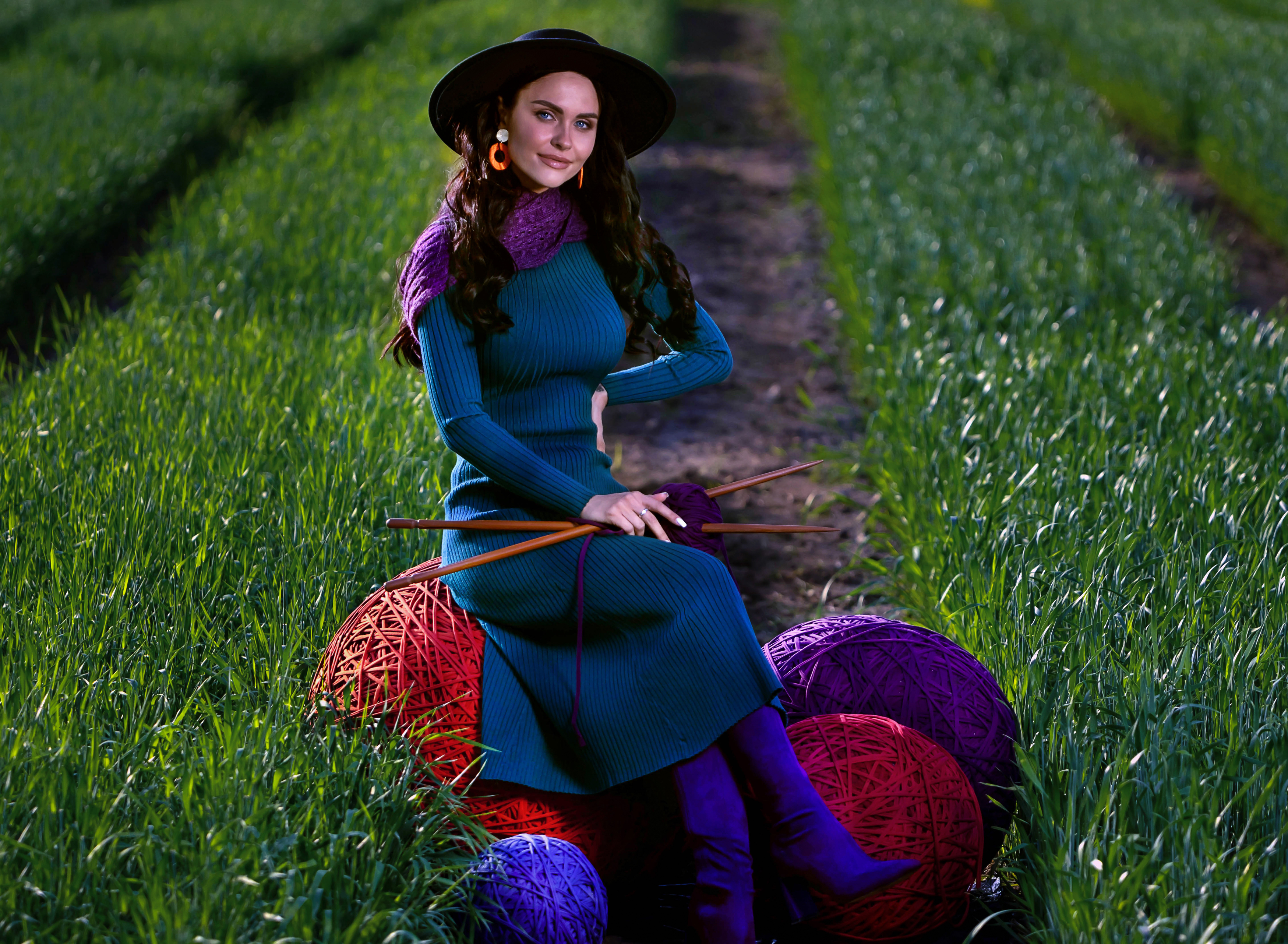 Девушка, поле, лето, вечер, клубки, спицы, Герцен Наталья