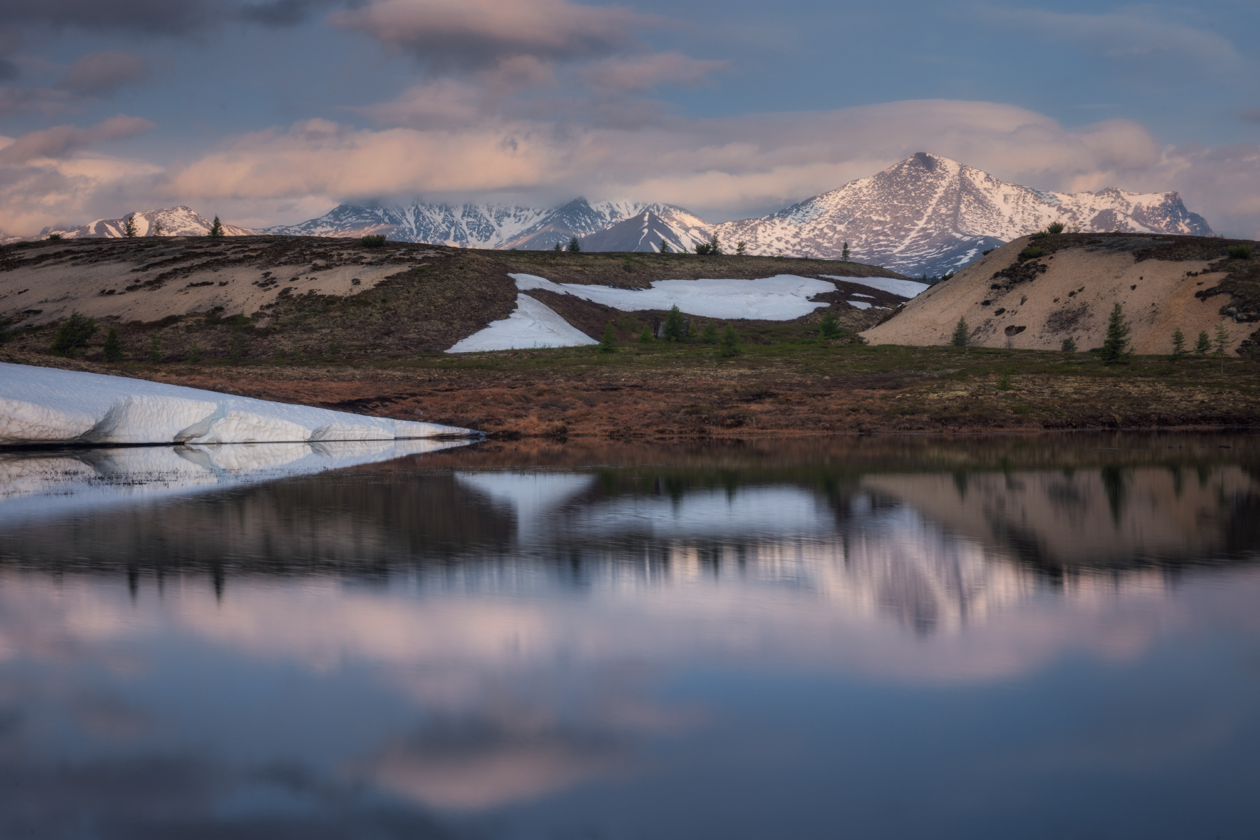 Озеро_Момонтай пейзажи_Колымы Магаданская_область июньский_лёд рассвет утро белые_ночи отражения хребет_Оханджа, Шишкин Дмитрий