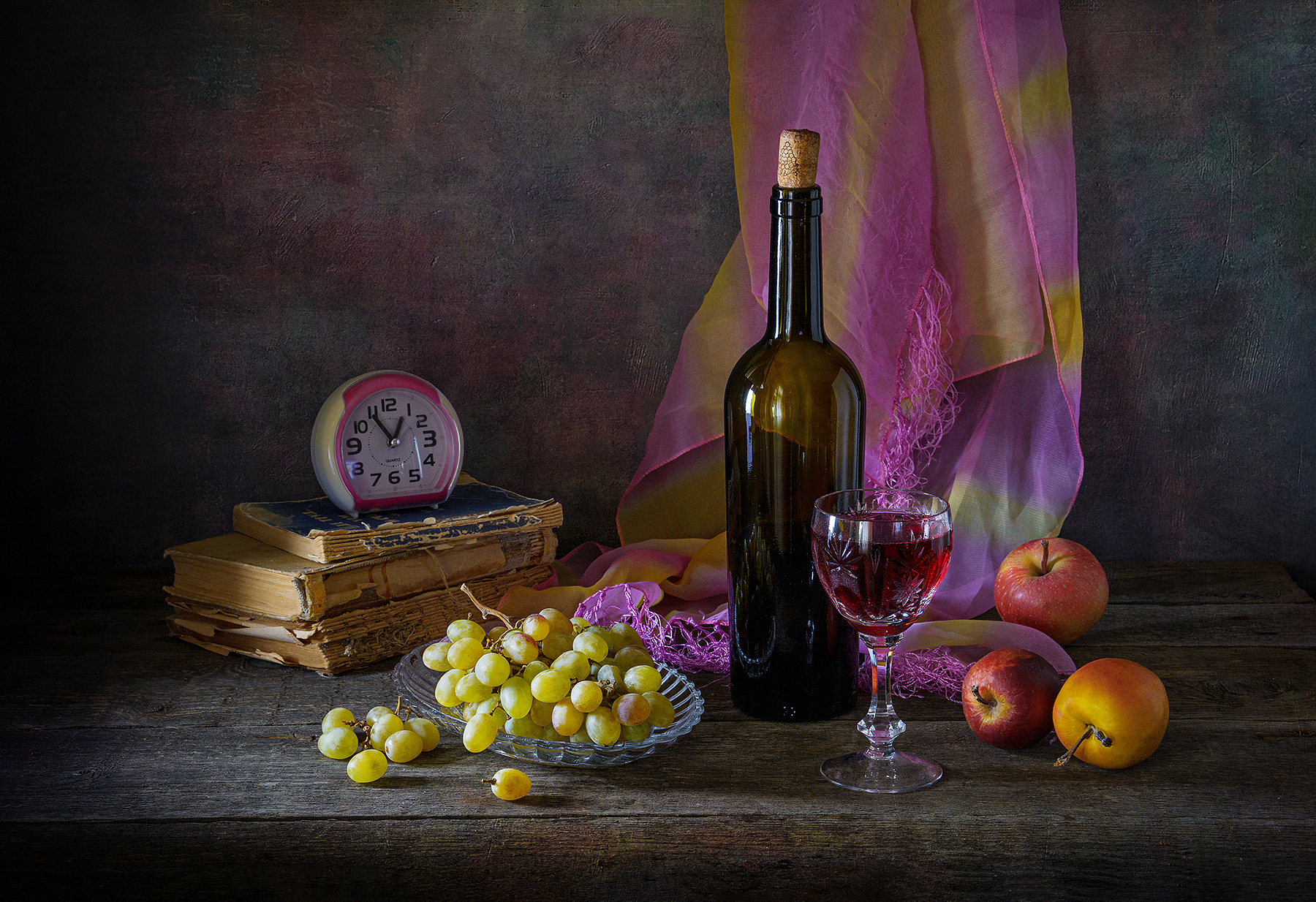 бутылка, фужер, вино, виноград, яблоки, книги, будильник, Алексей Бычков