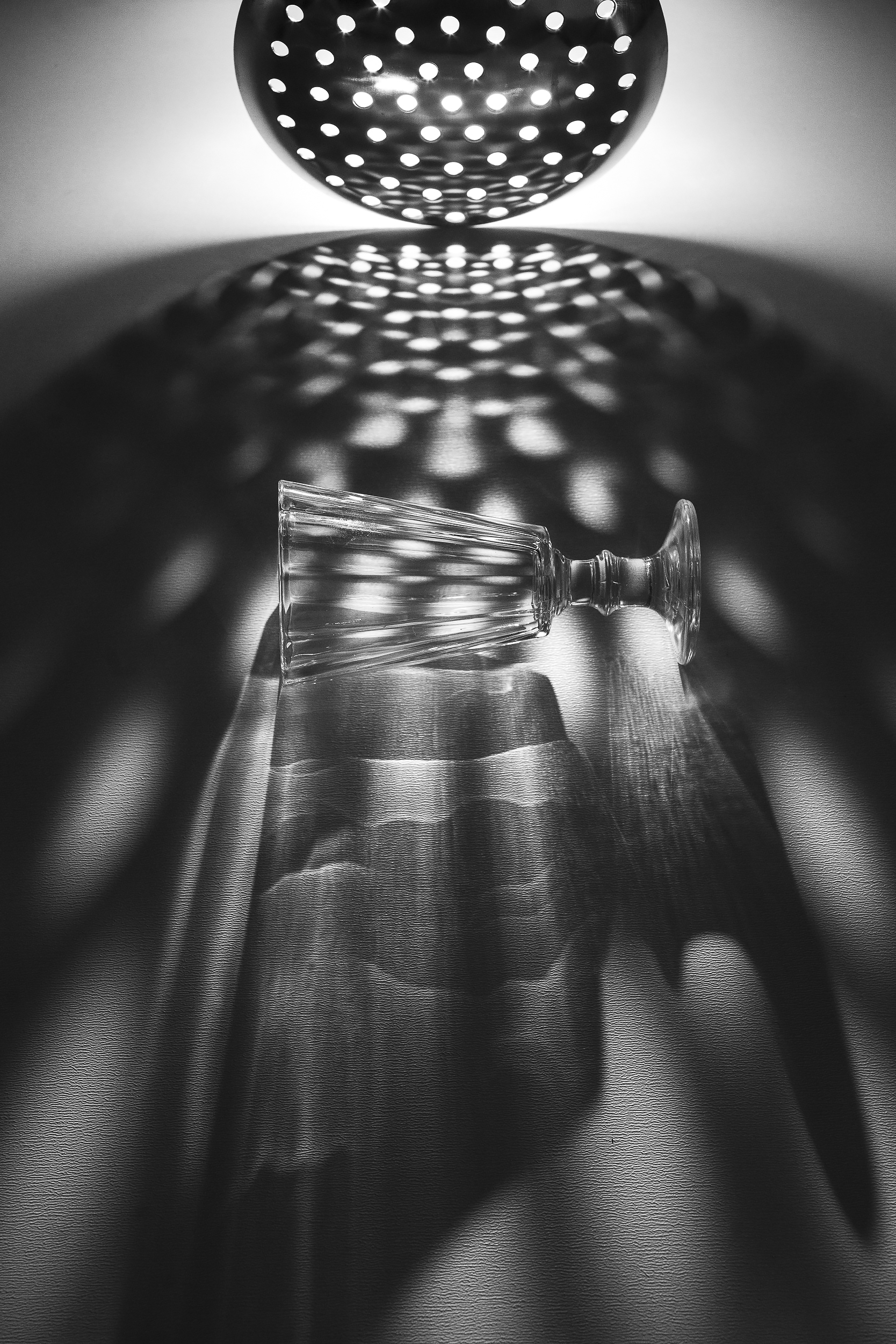 черное белое натюрморт рюмка тень свет, Бакбак Тата