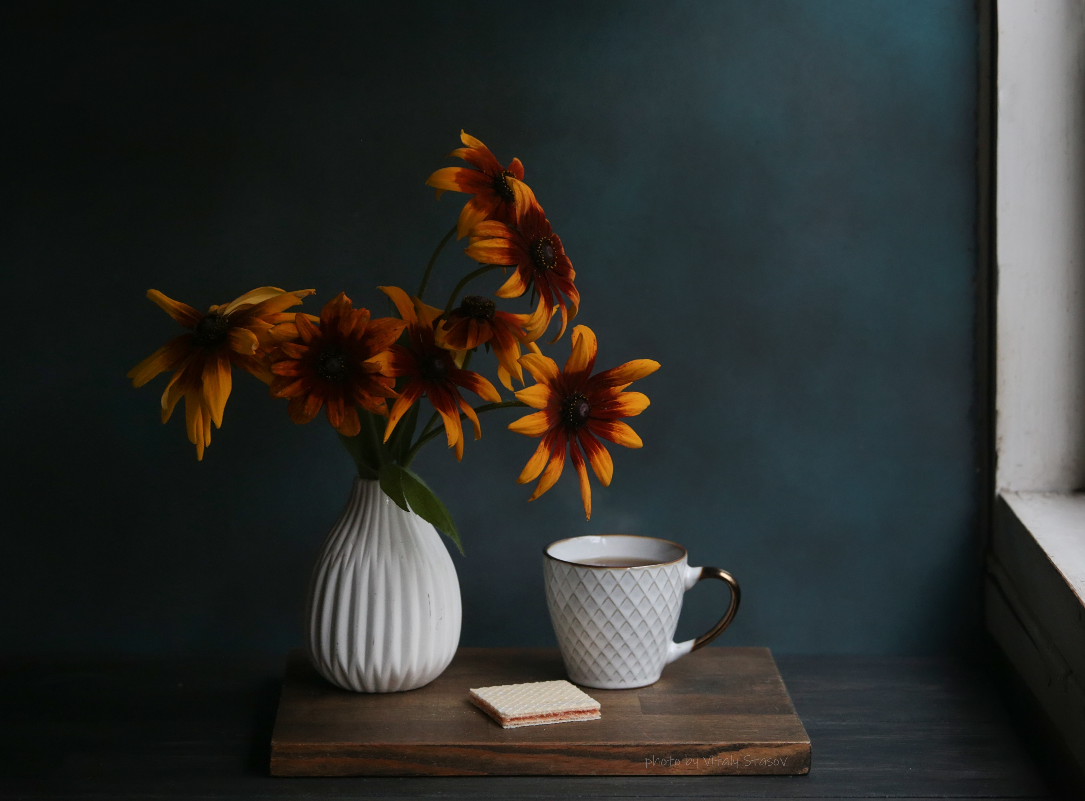 натюрморт, чашка чая, свет в окне, фон, flowers, tea, still life, drink, aroma, delicious, cup, чашка, оттенки цвета, рудбекия, Стасов Виталий