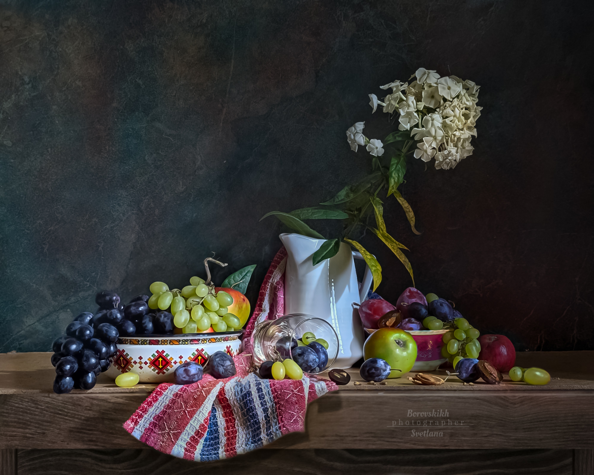 натюрморт, art_photo, darkphoto, фрукты, ягоды, вазацветы, фото на окне, авторскоефото, светланаборовских фото на телефон, Светлана Боровских