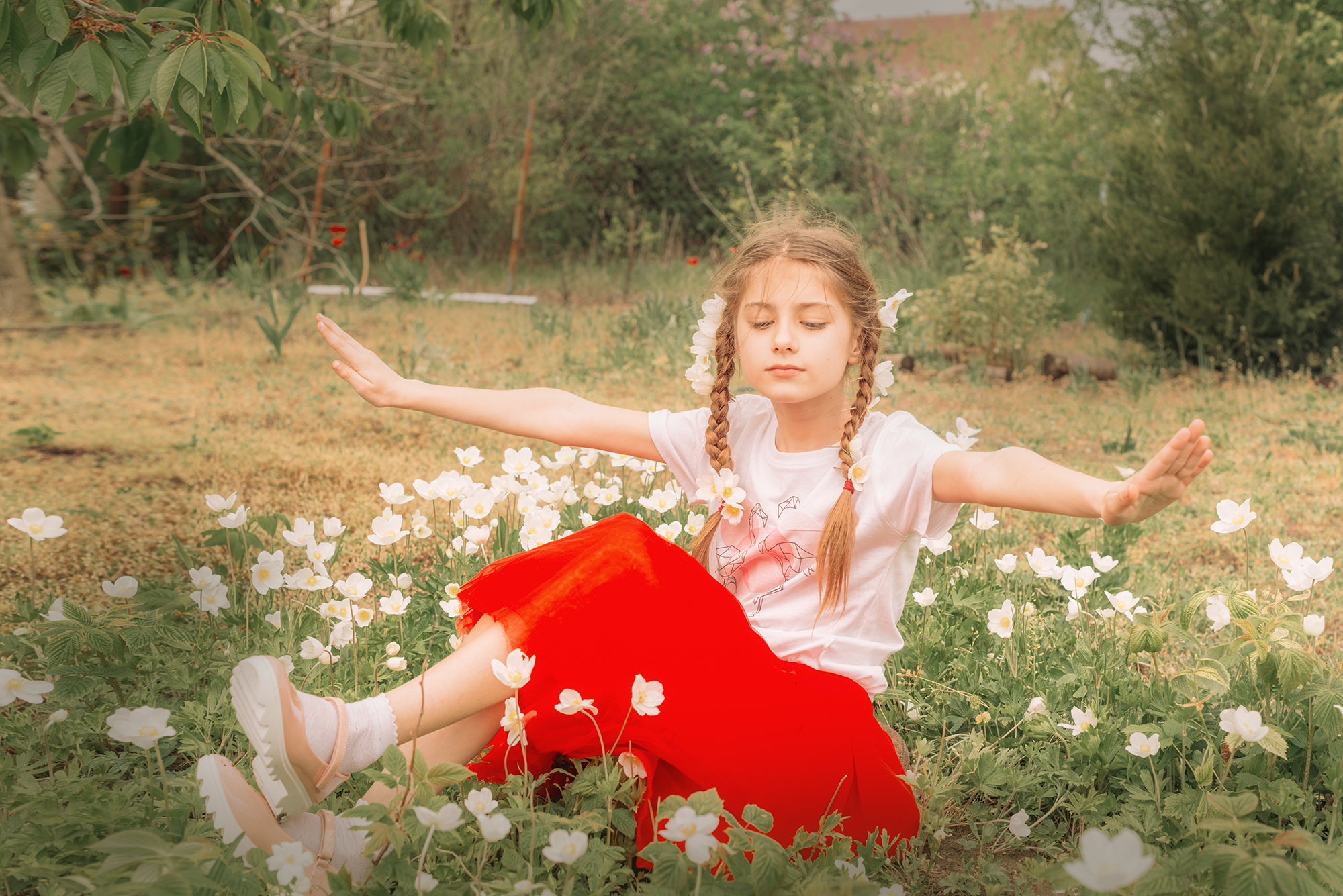 детский портрет весна белые цветы,  Мария