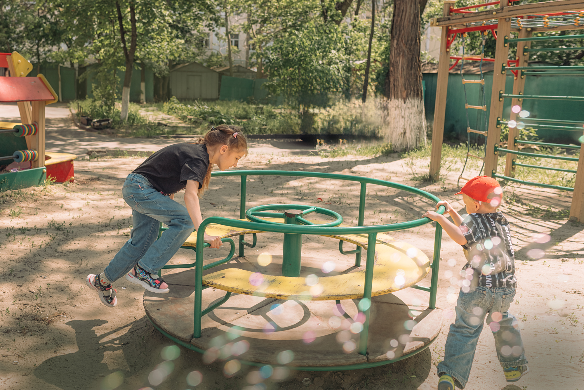 двор качели карусель,  Мария